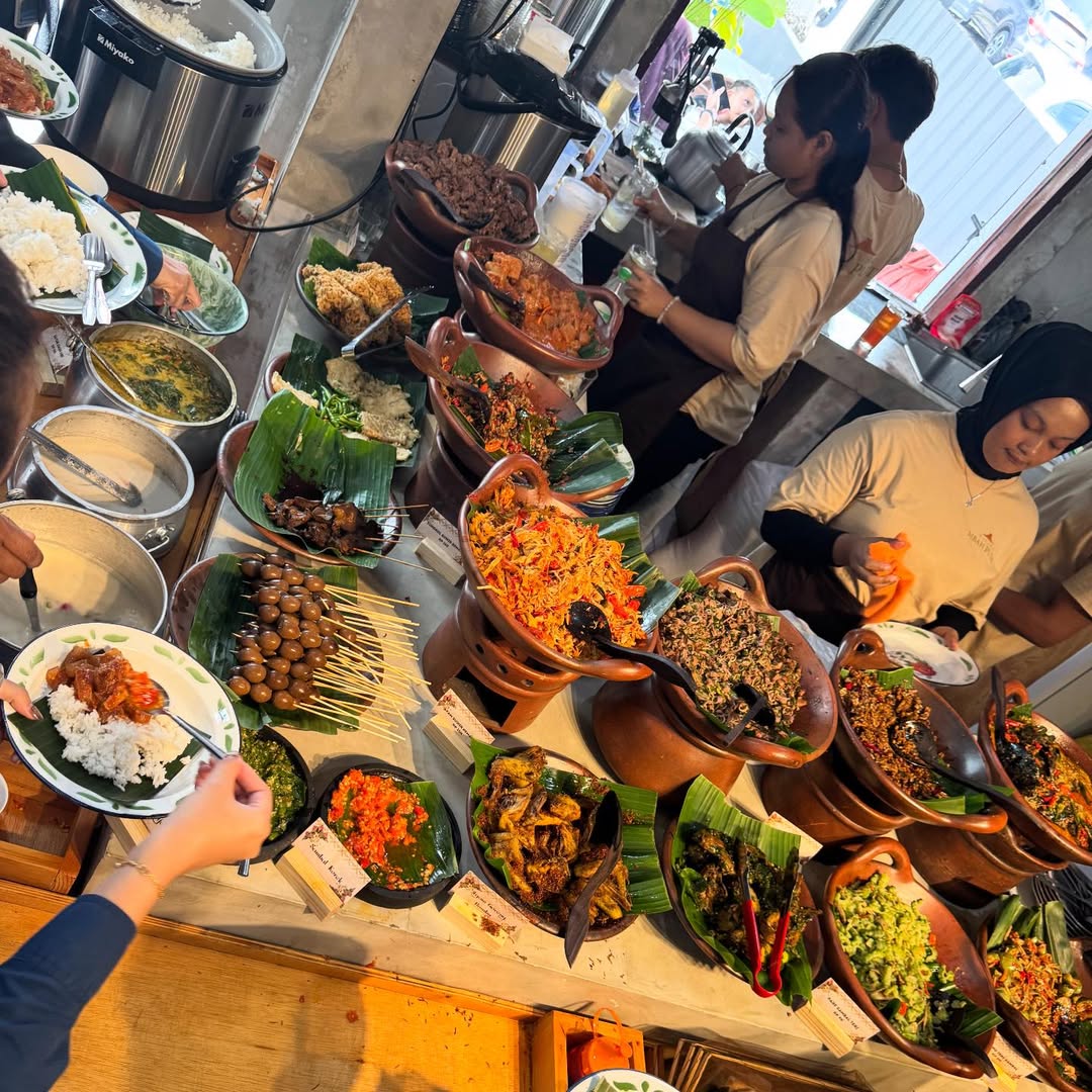 Masakan Jawa prasmanan di Warung Mbah Putri Batam.