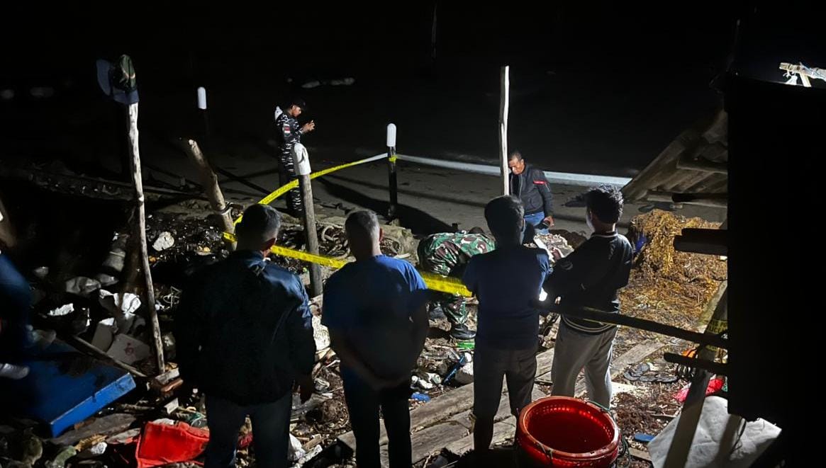 PETUGAS melakukan identifikasi benda asing yang dicurigai ranjau laut di pesisir pantai Kampung Rambutan, Desa Sebong Pereh, Kecamatan Teluk Sebong, pada Senin (26/1/2026). F. Wisuda untuk Batam Pos