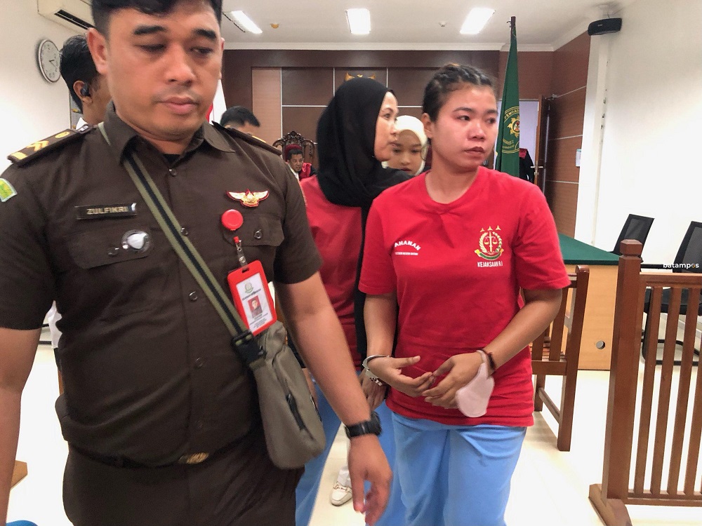 Terdakwa pengiriman PMI non-prosedural ke Irak disidang di Pengadilan Negeri Batam, Selasa (27/1). F Azis Maulana/Batam Pos
