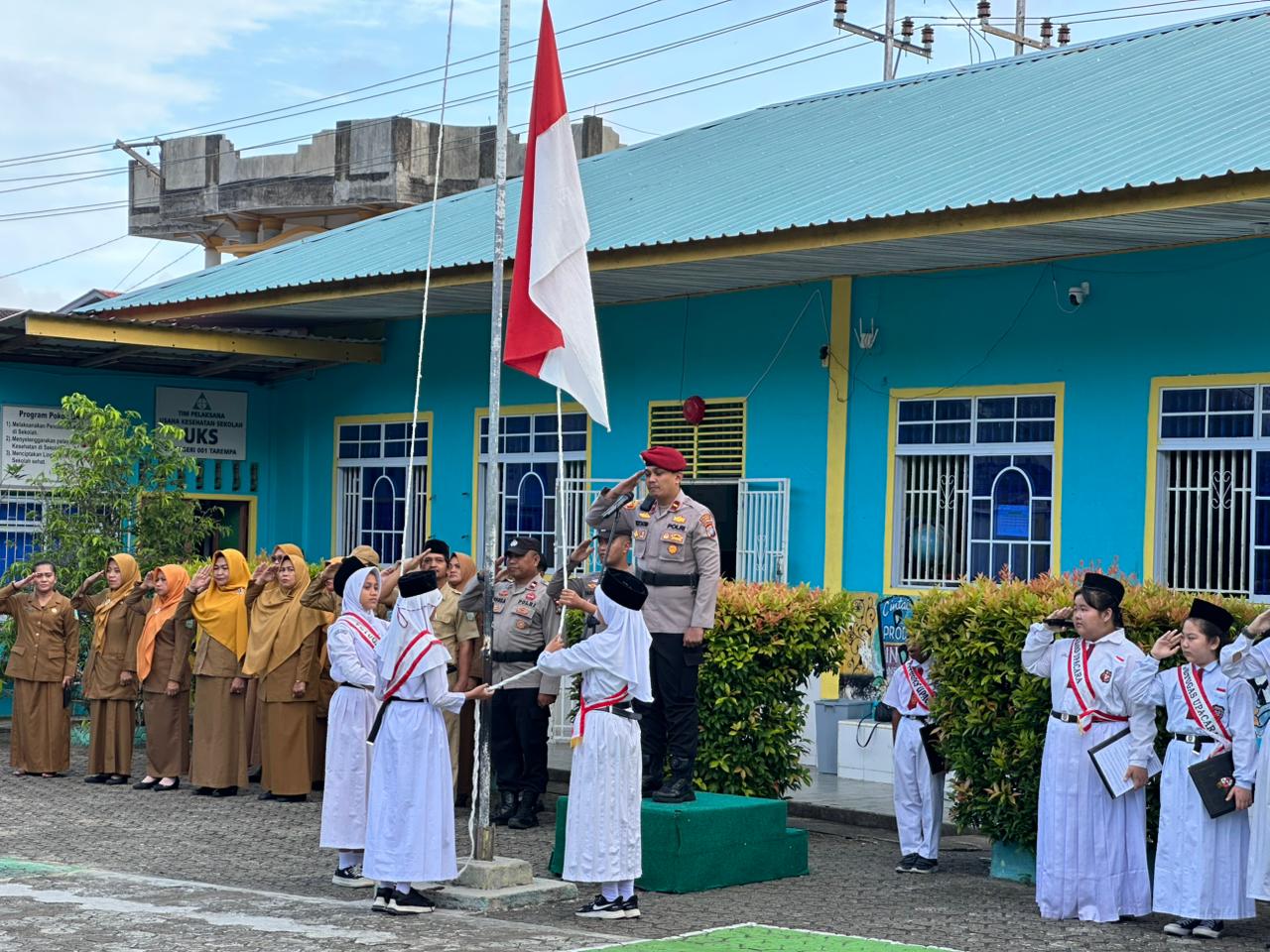 KANIT Reskrim Polsek Siantan, Ipda Vicky Satria Irawan memberikan nasihat kepada pelajar SD Negeri 001 Tarempa. F Ihsan Imaduddin/Batam Pos
