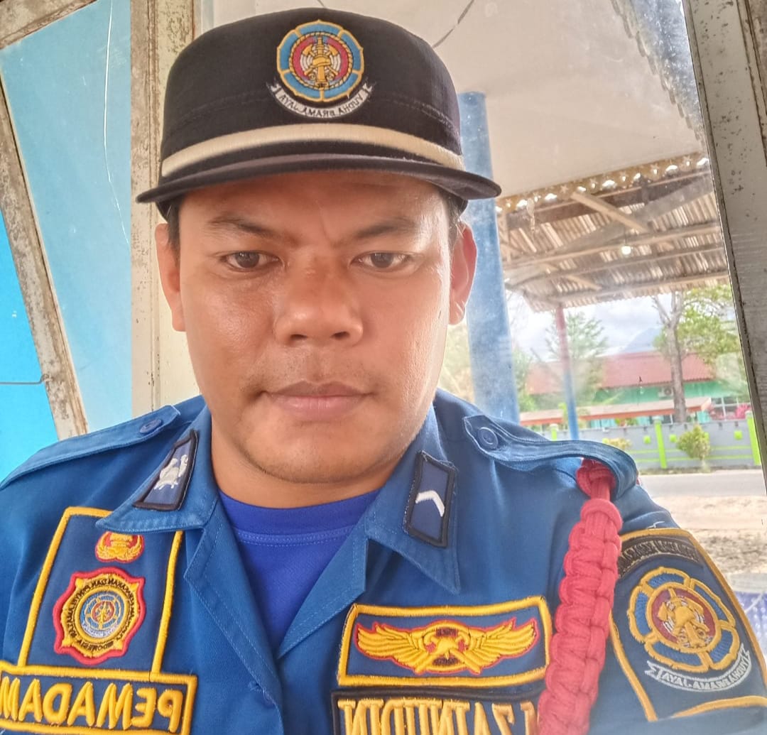 Danton Damkar unit Daik Lingga, Zainuddin saat ditemui di Lingga, Selasa (27/1). F. Vatawari/BATAM POS