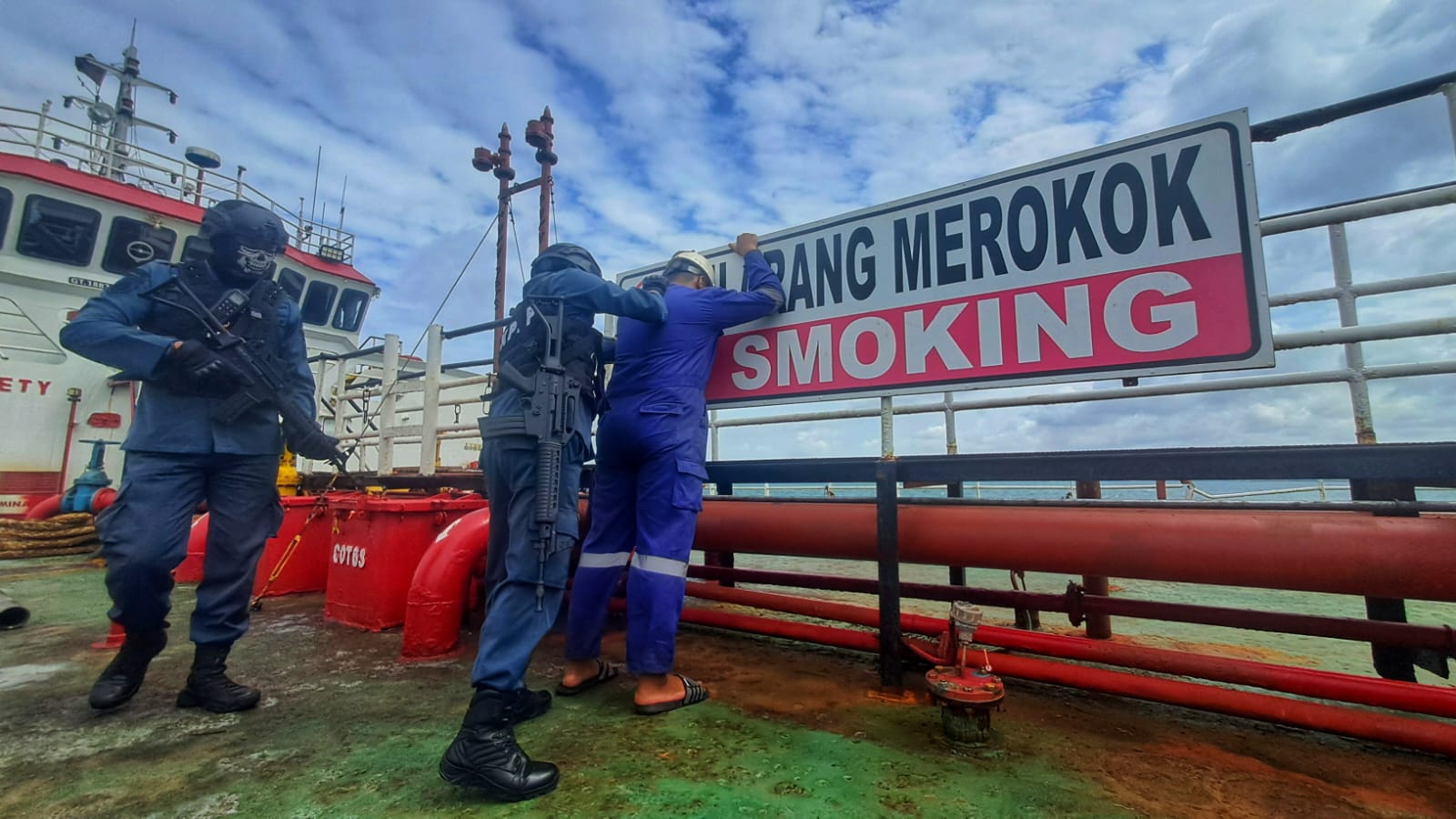 Petugas memeriksa salah satu kru kapal dalam latihan boarding officer di atas kapal yang berada di Perairan Tanjunguban, Bintan, pada Rabu (28/1/2026). F.Slamet Nofasusanto/Batam Pos