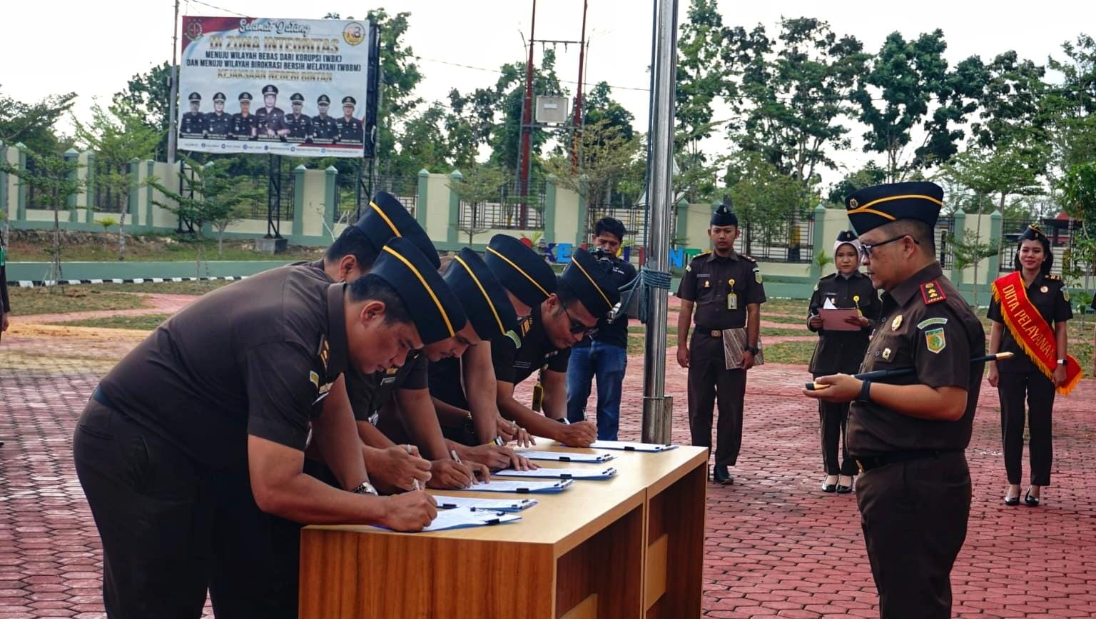 PEGAWAI Kejari Bintan menandatangani Pakta Integritas di halaman kantor Kejari Bintan, Bintan Buyu. F. Kejari Bintan untuk Batam Pos.