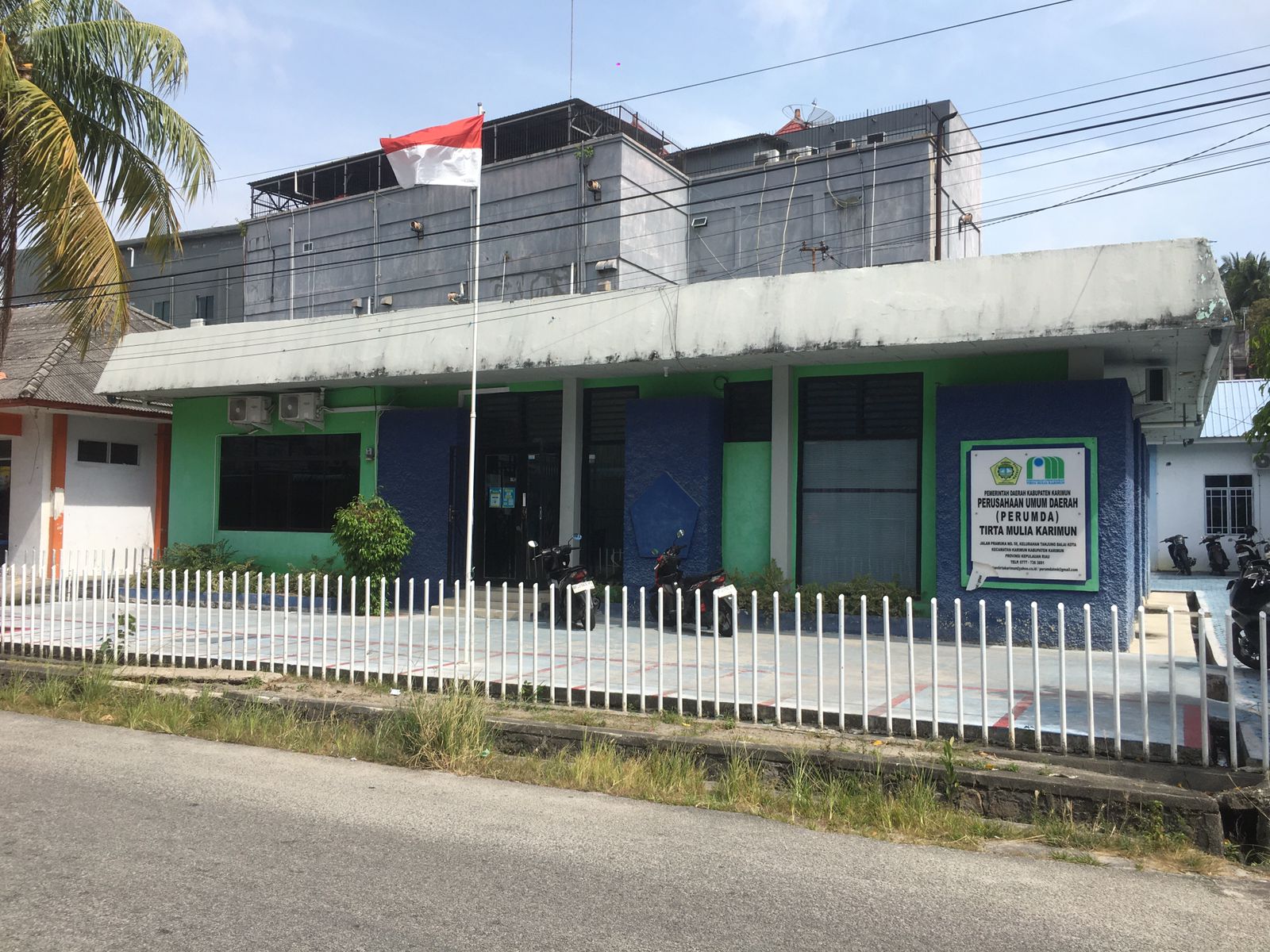 BANGUNAN Perumda Tirta Mulia Karimun. Para pelanggan menanti direktur yang baru, untuk meningkatkan pelayanan air bersih yang selama ini sering terjadi kebocoran pipa.F.TRI HARYONO/BATAMPOS