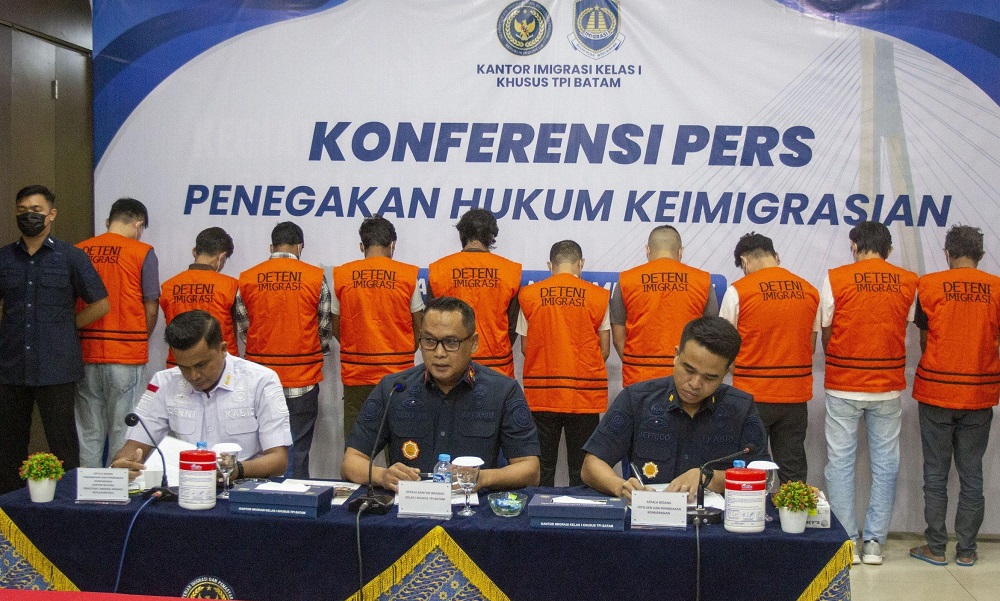 Kepala Kantor Imigrasi Kelas I TPI Batam, Hajar Aswad, saat memberikan keterangan terkait penindakan sejumlah WN yang melanggar izin tinggal dan aturan keimigrasian di Batam. F. Cecep M/Batam Pos