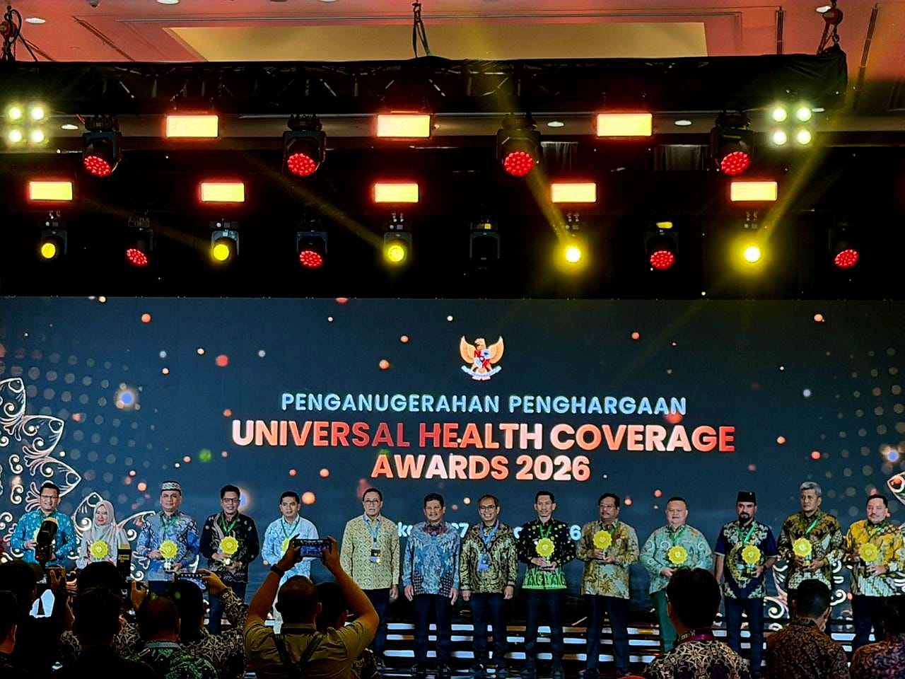 KEPALA Dinkes Lingga (nomor 4 dari kiri) saat menerima penghargaan UHC Award tahun 2026, Selasa (27/1). F. Bukit Tua Rayanto Gultom untuk BATAM POS