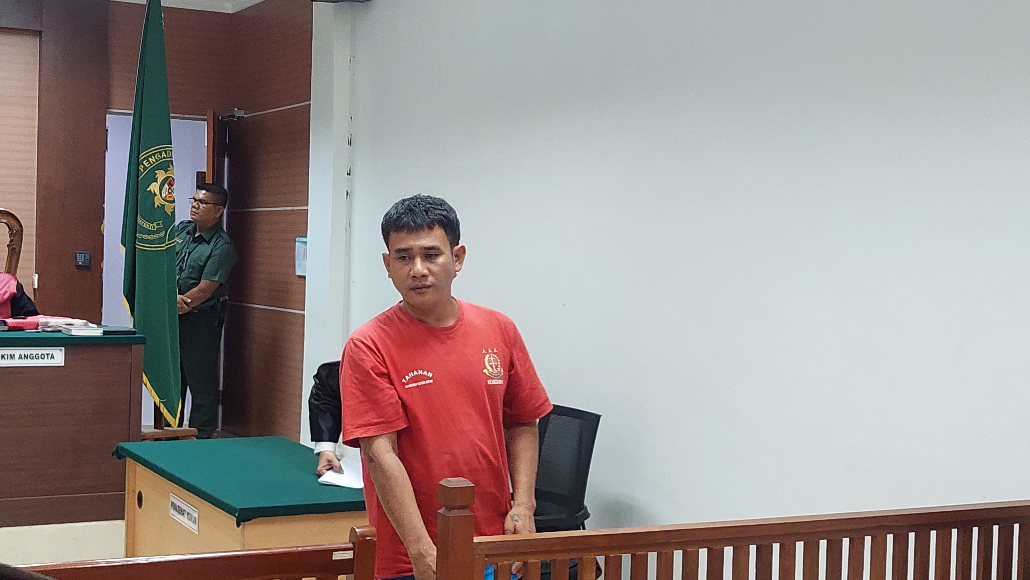 TERDAKWA penganiayaan di kedai tuak Saut Silalahi saat persidangan, Rabu (28/1/2026). Dia divonis 5 tahun penjara. F Abdul Azis/Batam Pos