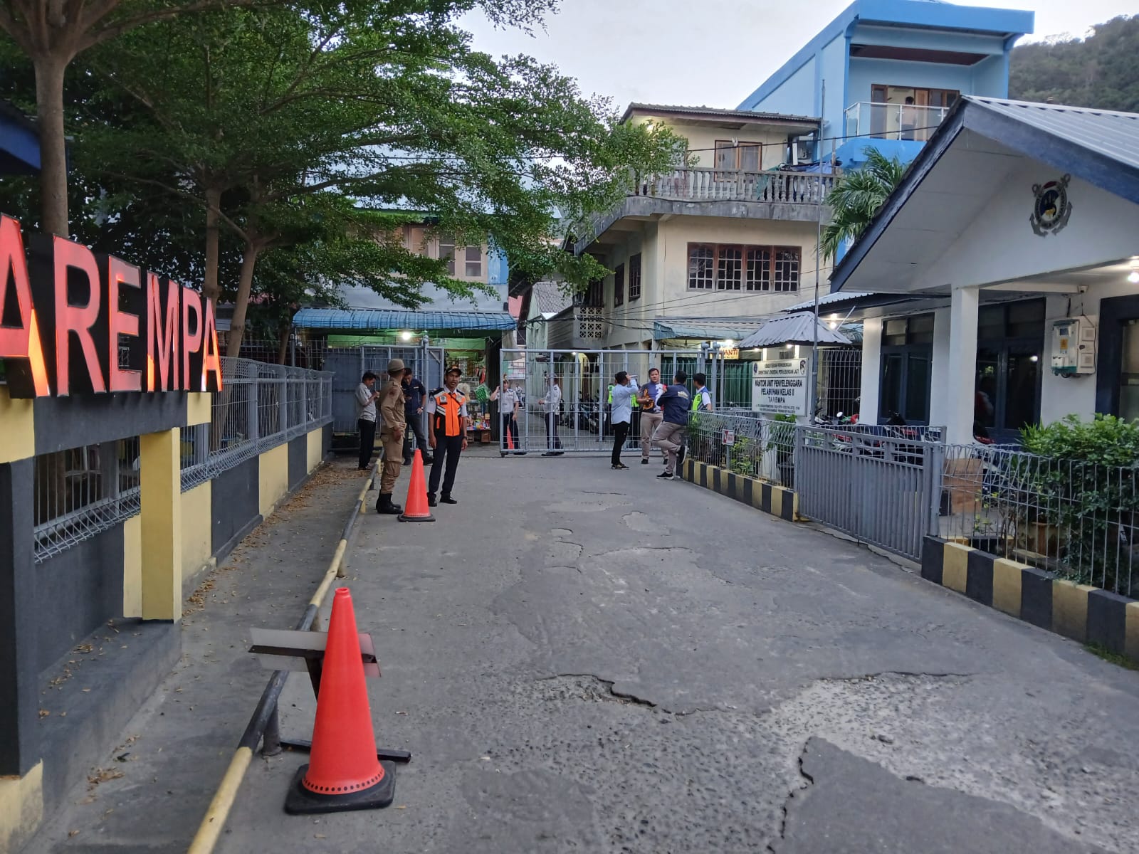 PETUGAS Dinas Perhubungan Dishub sedang mengarahkan pengendara sepeda motor yang hendak masuk kedalam Pelabuhan Tarempa, Rabu, (28/1/2026). F Ihsan Imaduddin/Batam Pos