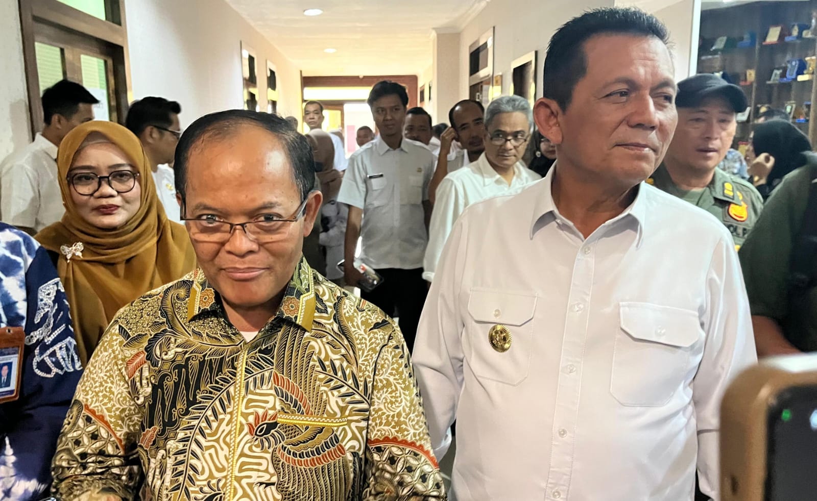 KEPALA Badan Bahasa, Hafidz Muksin (kiri) saat bertemu dengan Gubernur Kepri Ansar Ahmad di Kantor Gubernur Kepri, Dompak Tanjungpinang, Rabu (28/1/2026). F. Mohamad Ismail/Batam Pos