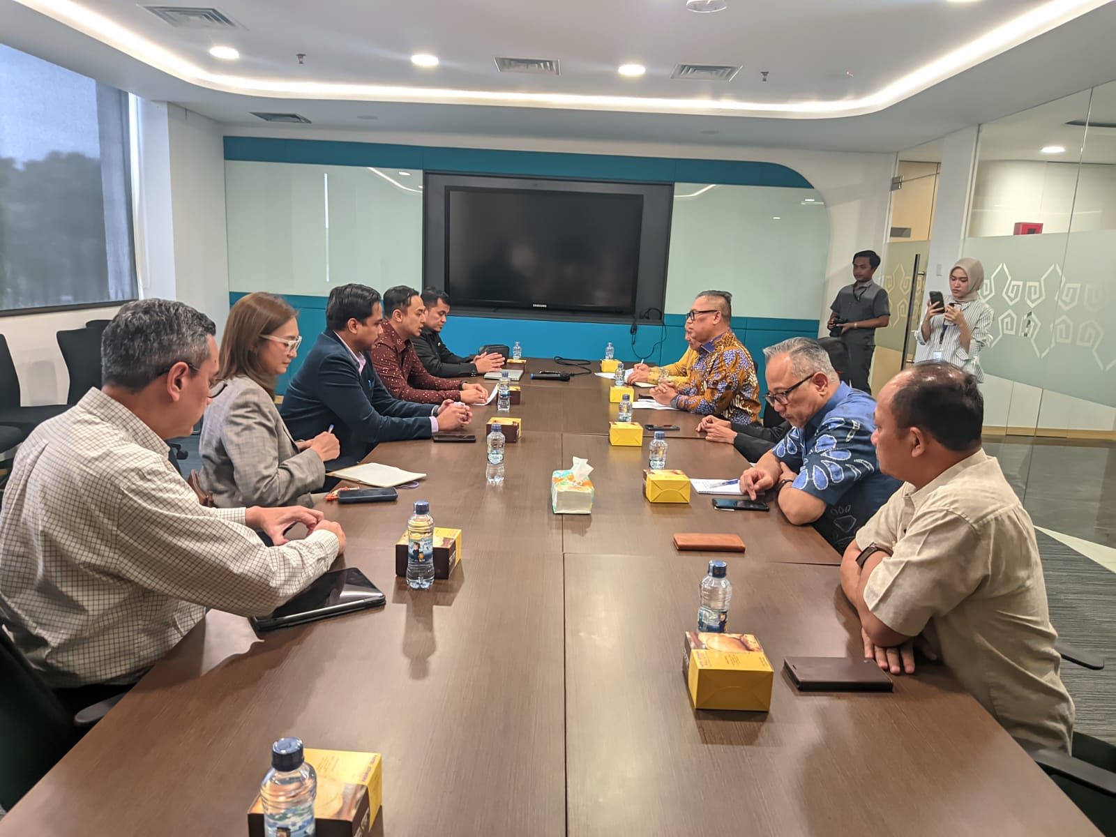 WAGUB Kepri Nyanyang bersama sejumlah Kepala OPD terkait saat melakukan pertemuan dengan Garuda Indonesia, Rabu (28/1). F. Diskominfo Kepri untuk Batam Pos