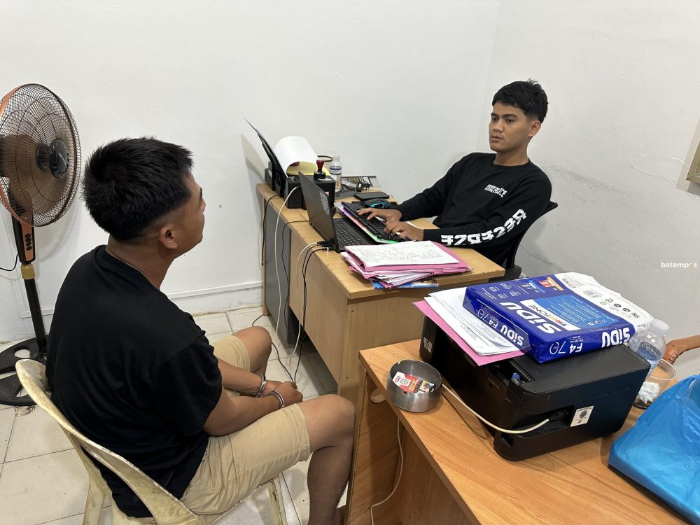 Penyidik Reskrim Polsek Sagulung tengah meminta keterangan Andi, pelaku penganiayaan kekasih di Mapolsek Sagulung, Rabu (28/1) malam.