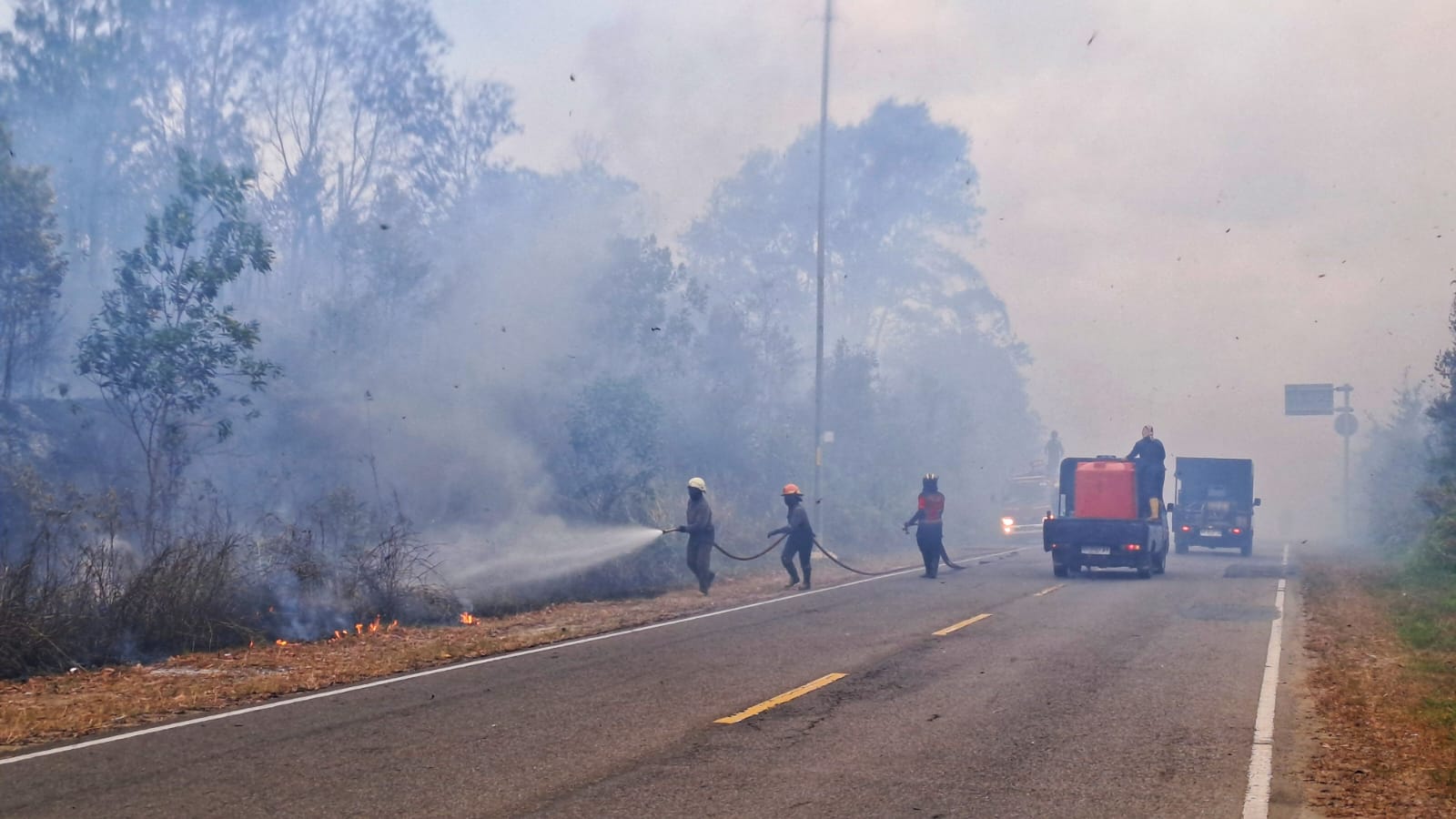 PETUGAS dari berbagai pihak berupaya memadamkan api yang membakar lahan di Jalan Raya Busung, Kecamatan Seri Kuala Lobam, Bintan, Rabu (28/1/2026). F.Slamet Nofasusanto/Batam Pos.