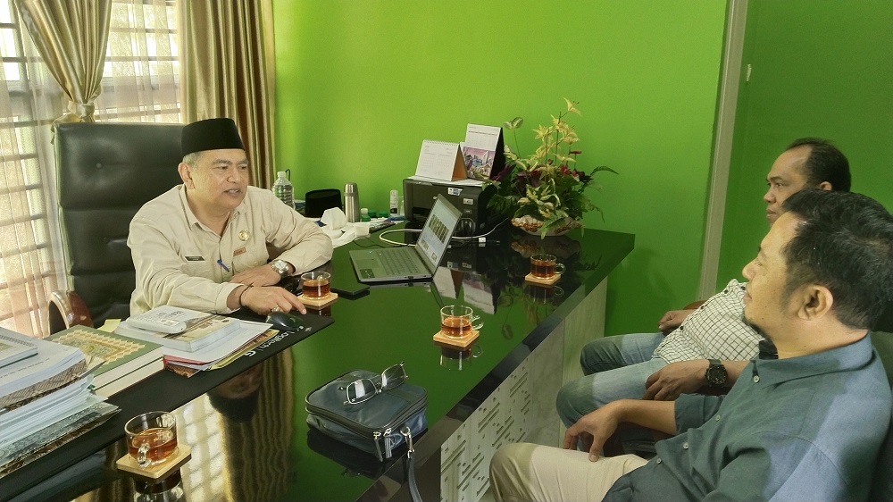 Kepala Kemenhaj Kota Batam, Syahbudi, saat menerima kunjungan silaturahmi Direktur Batam Pos, Yusuf Hidayat, Kamis (29/1). F. Rengga Yuliandra/Batam Pos