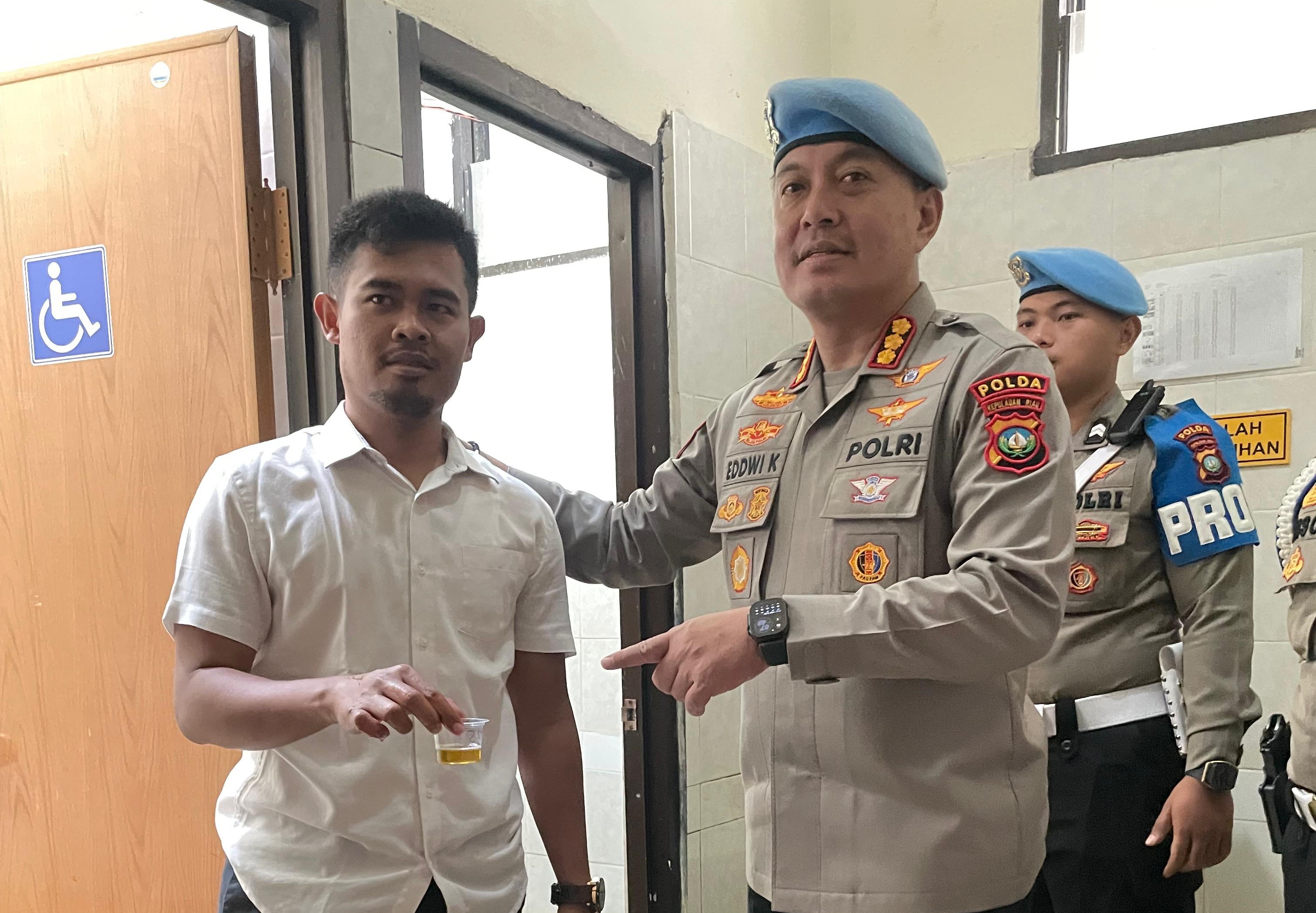 Personel Direktorat Reserse Narkoba (Ditresnarkoba) Polda Kepri menjalani tes urine pada Rabu (28/1).