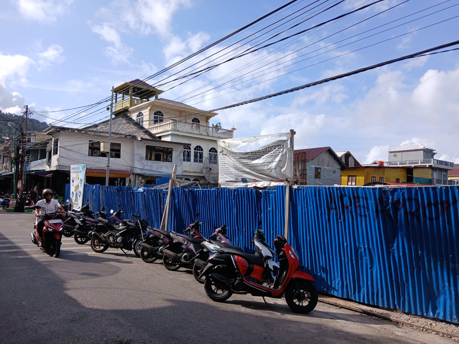 LOKASI Pasar Loka Tarempa ditutup seng berwarna biru. Revitalisasi pusat ekonomi masyarakat ini gagal akibat ulah kontraktor. F Ihsan Imaduddin/Batam Pos