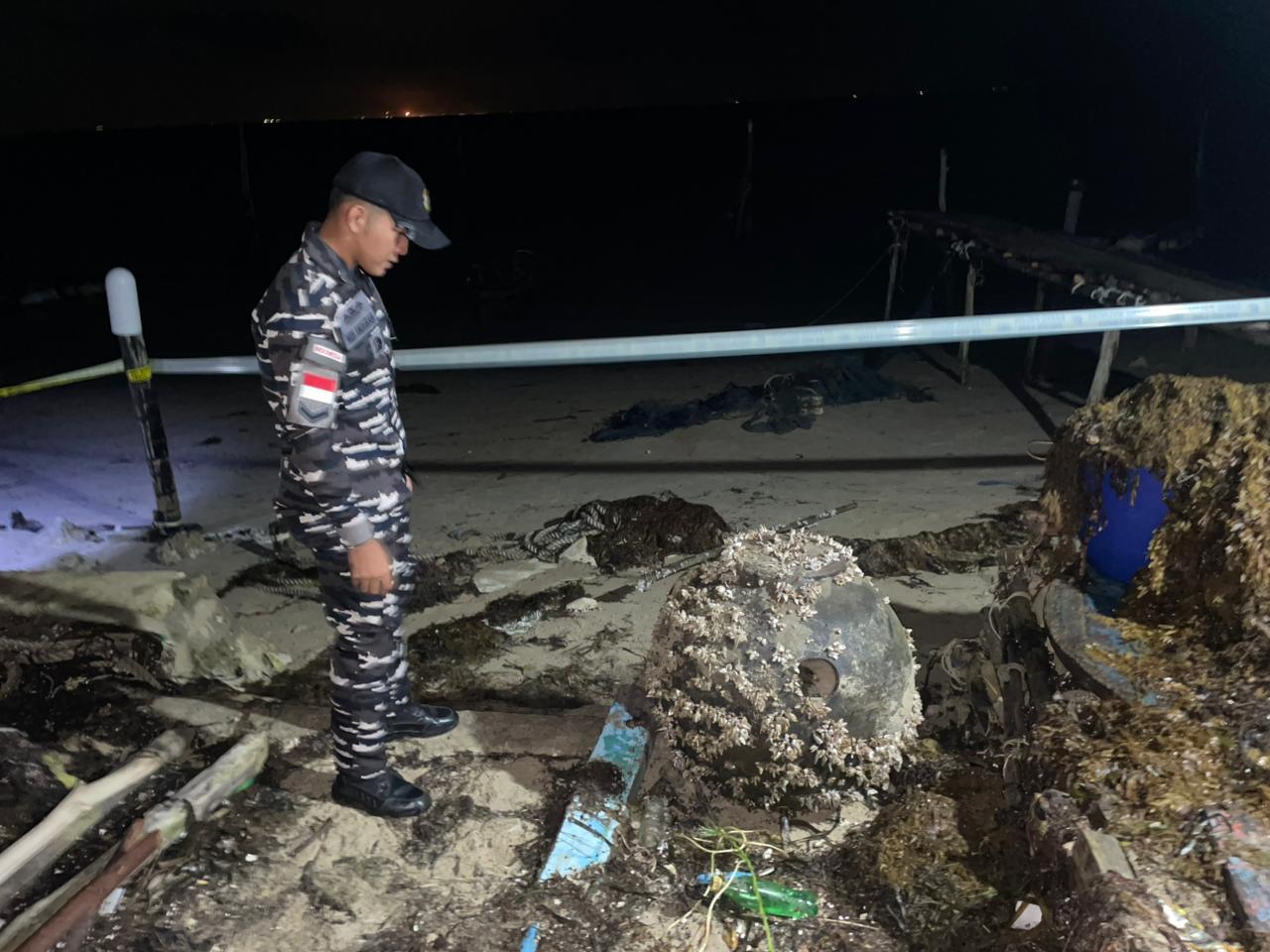 PERSONEL TNI AL memeriksa benda asing yang ditemukan di pesisir pantai, Desa Sebong Pereh, Kecamatan Teluk Sebong, Bintan, pada Senin (26/1/2026). F.Lanal Bintan untuk Batam Pos