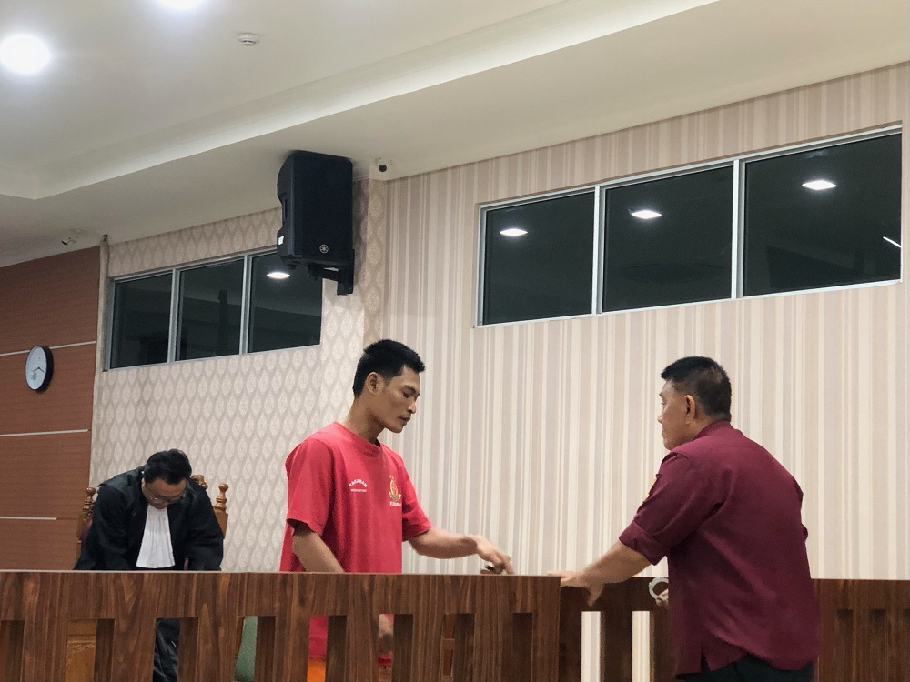 JPU Kejari Batam tuntut pidana penjara empat tahun terhadap terdakwa Ega Aditya dalam perkara penyelundupan perhiasan emas dari Malaysia senilai Rp4,8 miliar. F. Azis Maulana/Batam Pos