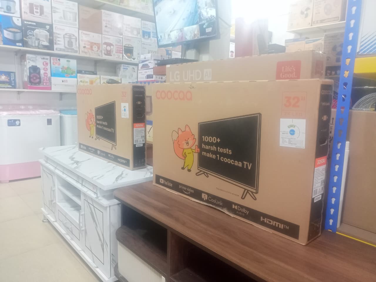 SEJUMLAH barang elektronik yang dijual di salah satu toko di Dabo Singkep, Kamis (29/1/2026). F. Vatawari/BATAM POS