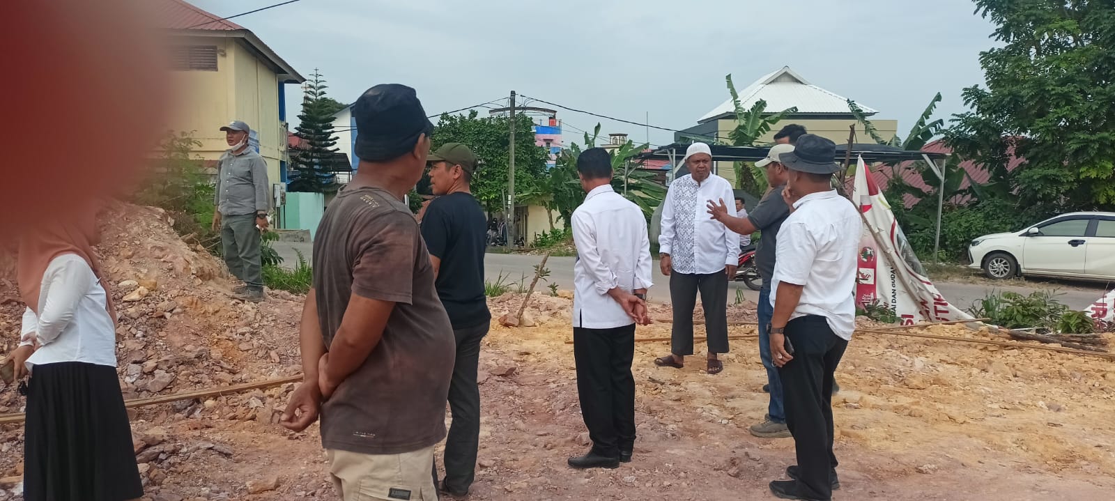 PIHAK kecamatan Batuaji bersama TNI dan Polri melihat lokasi pembangunan koperasi merah putih di belakang kantor kecamatan Batuaji.  F Ist untuk Batam Pos
