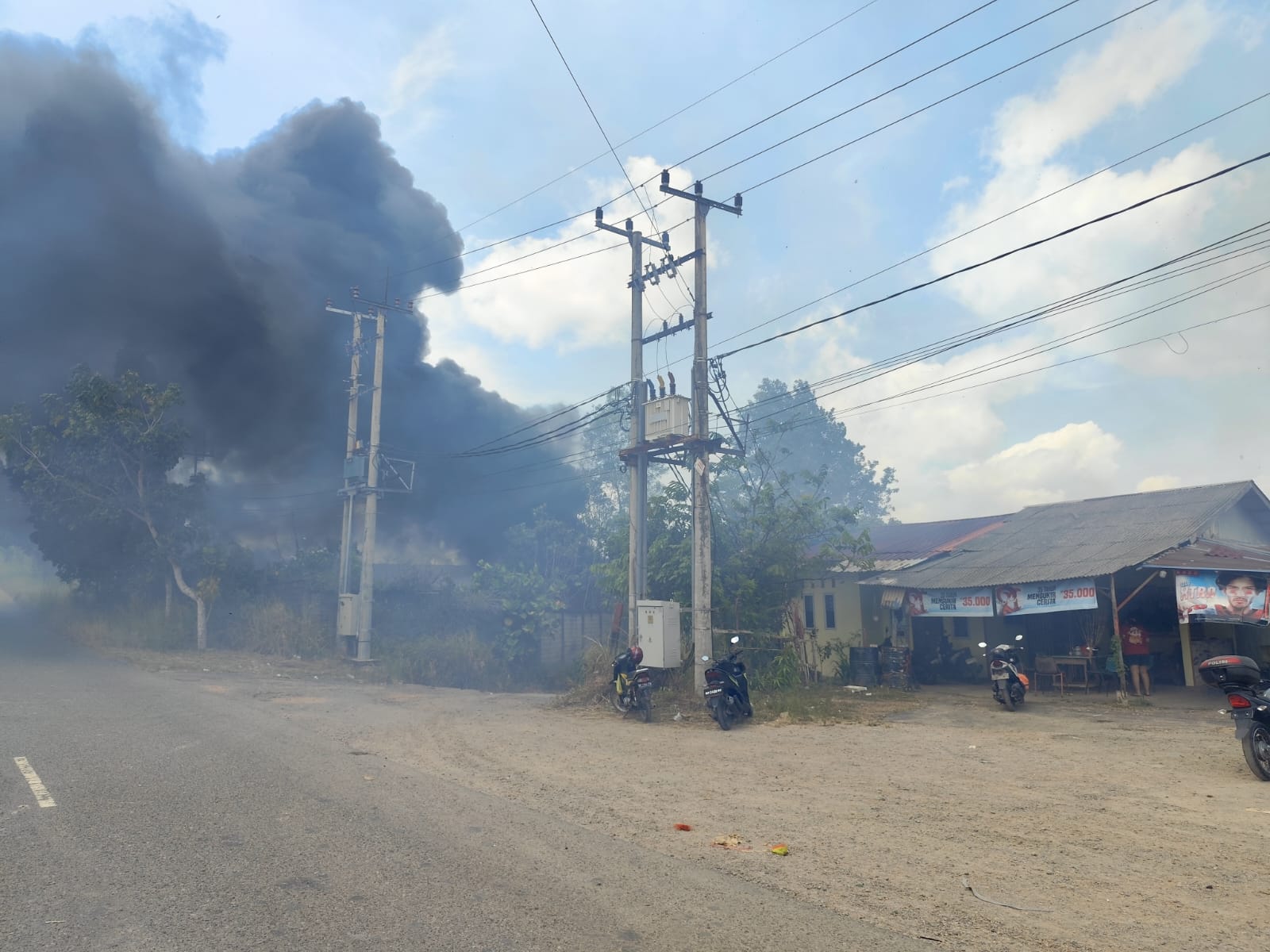 PETUGAS pemadam kebakaran saat berusaha memadamkan api yang nyaris merambat di rumah warga Jalan Daeng Kamboja, Kamis (29/1/2026). F. Mohamad Ismail/Batam Pos
