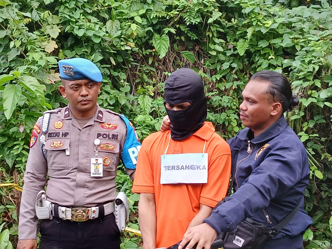 PENYIDIK Polres Kepulauan Anambas membawa ASM terdakwa pembunuhan terhadap pegawai Imigrasi Tarempa ke tahanan di Tarempa,kemarin. F Ihsan Imaduddin/Batam Pos