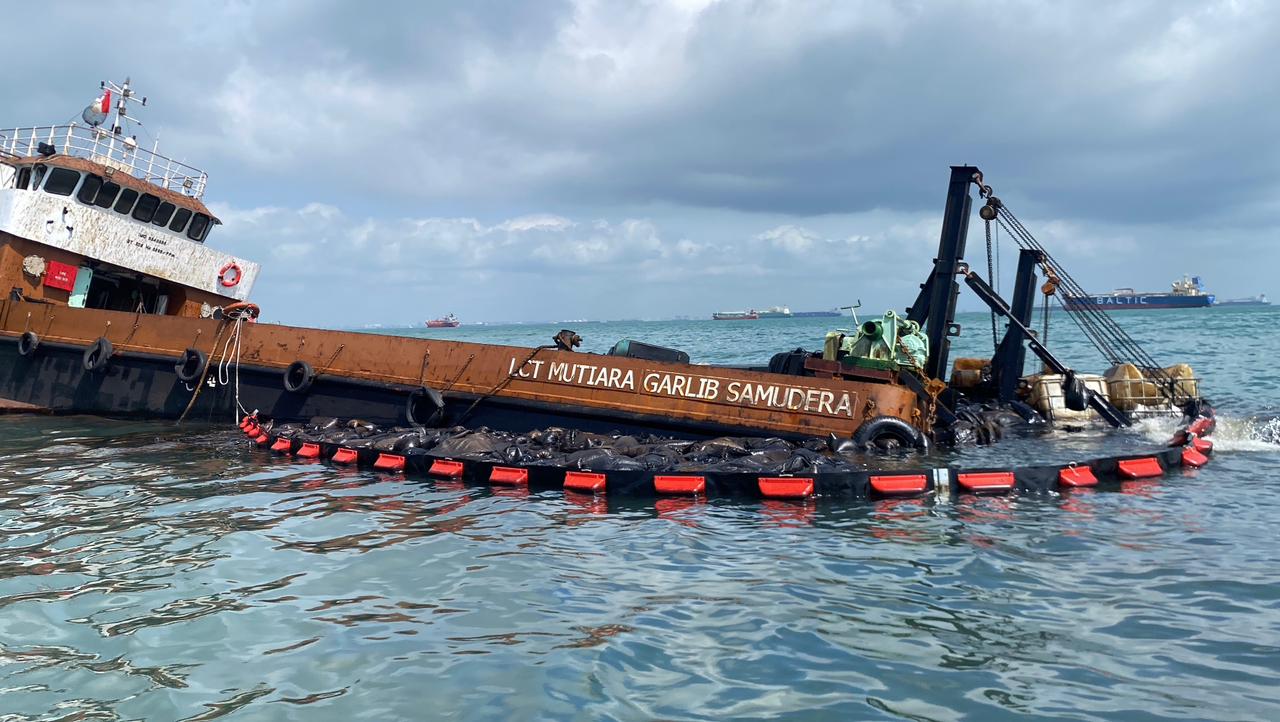 Kapal LCT Mutiara Galrib Samudera yang mengangkut limbah hitam kandas di perairan Dangas, Kelurahan Tanjung Pinggir,  Sekupang, Kamis (29/1) sore.