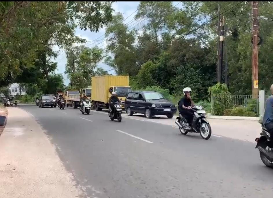 LORI hingga mobol pickup saat tengah mengantre solar di bahu jalan dekat SPBU Jalan Raja Haji Fisabilillah Tanjungpinang, Jumat (30/1/2026). F. Mohamad Ismail/Batam Pos