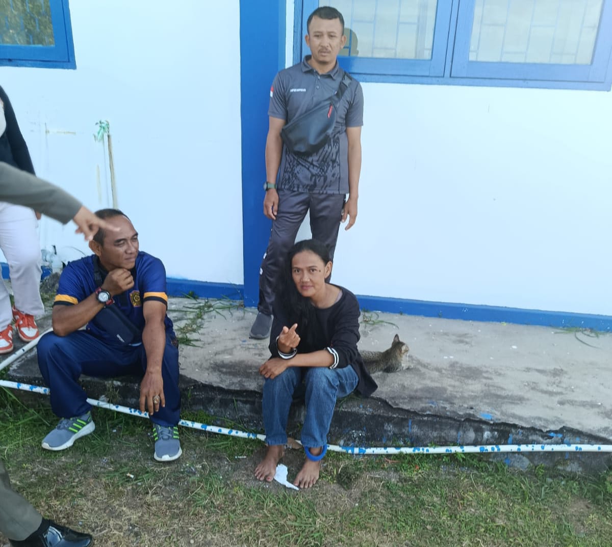 PEREMPUAN diduga ODGJ (baju hitam)  saat diamankan Satpol PP usai merusak fasilitas di area Pasar Dabo Singkep, Jumat (30/1/2026). F. Hasim untuk BATAM POS