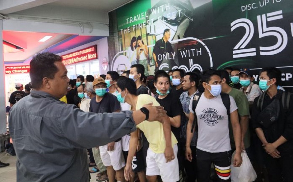Ratusan Pekerja Migran Indonesia (PMI) tiba di Pelabuhan Ferry Internasional Batam Center, Kamis (6/2/2025). Mereka dipulankan dari negara Malaysia. F. Cecep Mulyana/Batam Pos