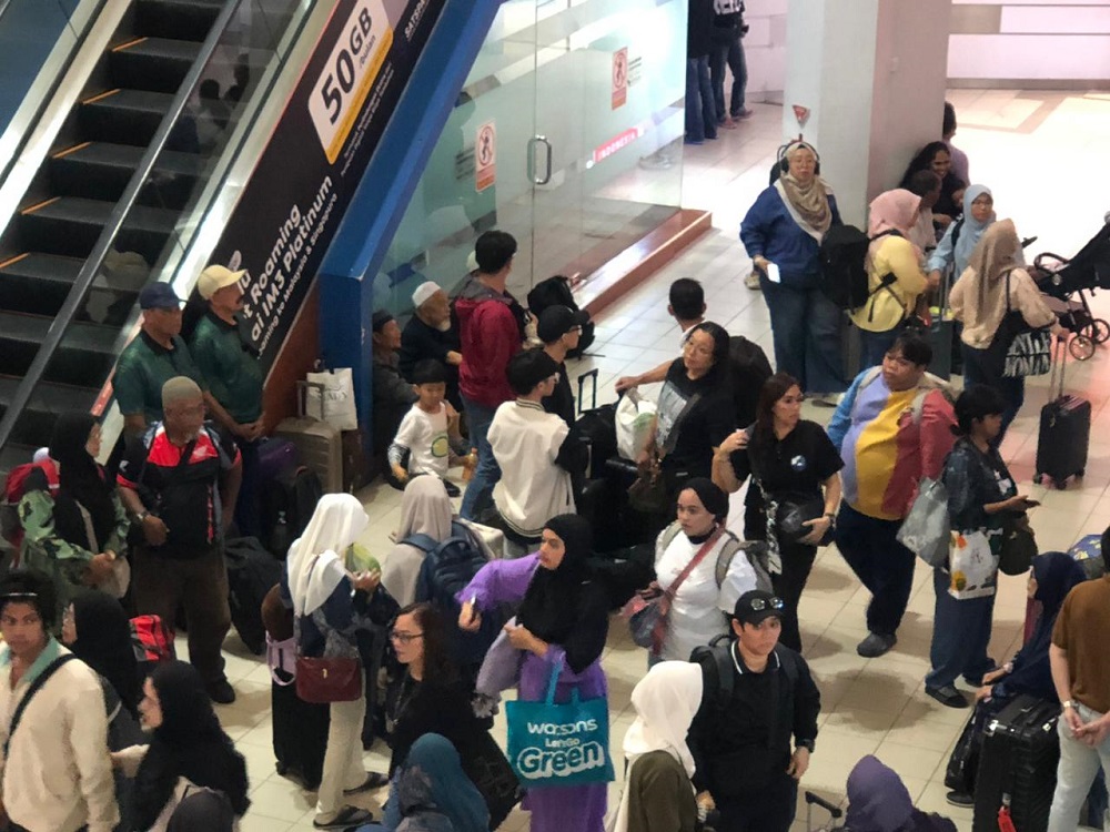 Aktivitas penumpang di ruang keberangkatan Pelabuhan Internasional Batam Center tampak ramai pada akhir pekan, Sabtu (31/1). F. Azis Maulana/Batam Pos
