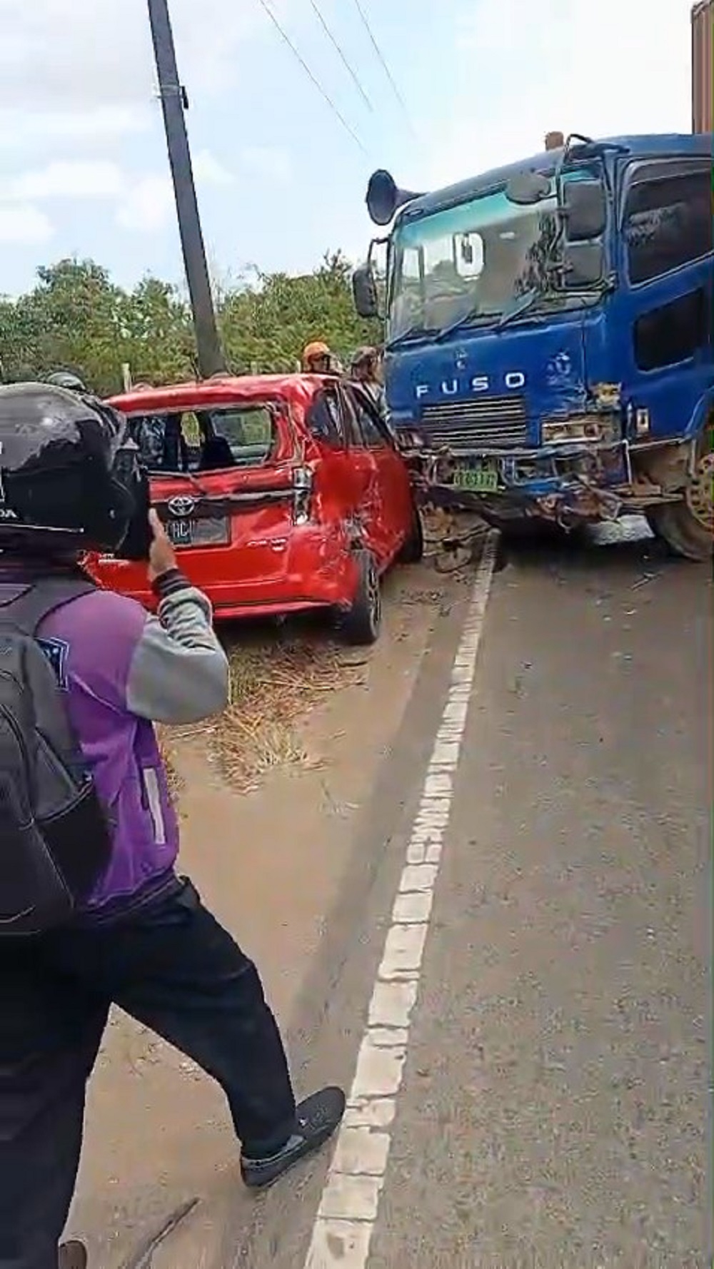 Truk kontainer dan Toyota Calya rusak akibat kecelakaan di Dam Mukakuning Batam yang menyebabkan kemacetan dari arah Batuaji. F. Tangkapan layar video grup WhatsApp