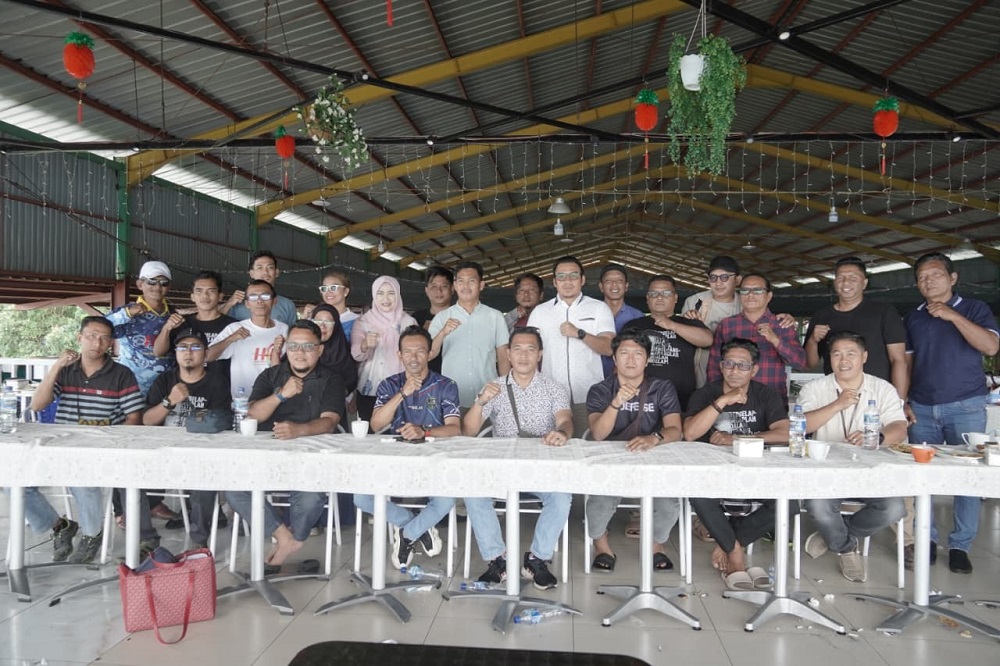 Asisten II, Yessy Ariessandy didampingi Kadiskominfo, Abdul Kadir foto bersama dengan wartawan usai Coffe Morning. F. Ihsan Imaduddin/Batam Pos