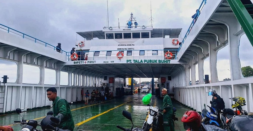 KMP Tri Sakti Adinda sebelum docking, melayani rute Tanjunguban - Telagapunggur. F. Kiriman Dola untuk Batam Pos
