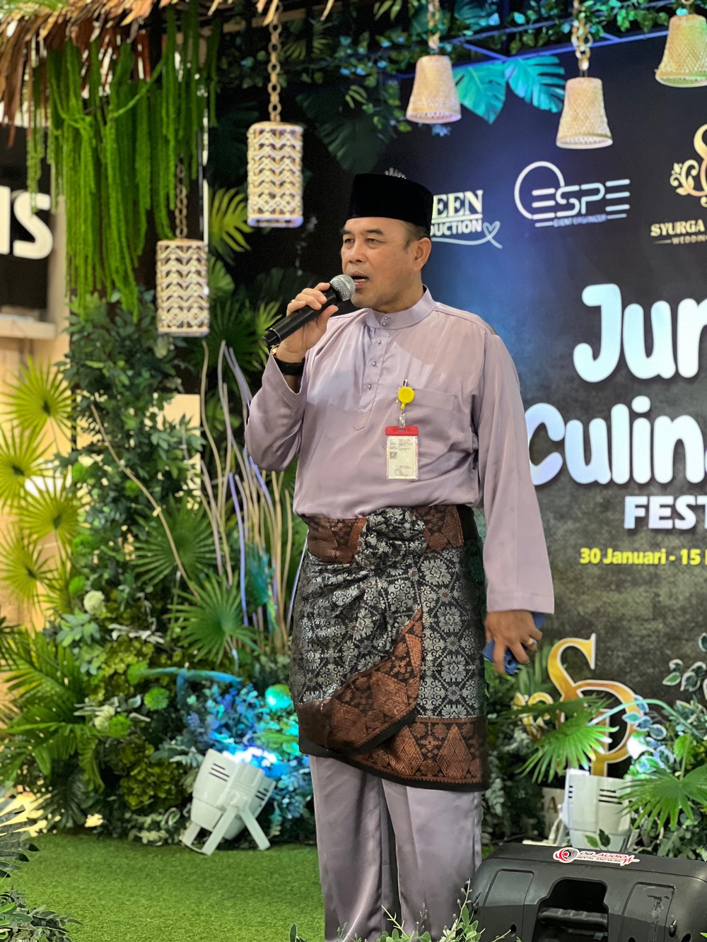Kepala Dinas UMKM Kota Batam, Salim, membuka secara resmi Jungle Culinary Festival yang digelar oleh Queen Production di Nagoya Hill Shopping Mall, Kamis (30/1). F. Rengga Yuliandra/Batam Pos