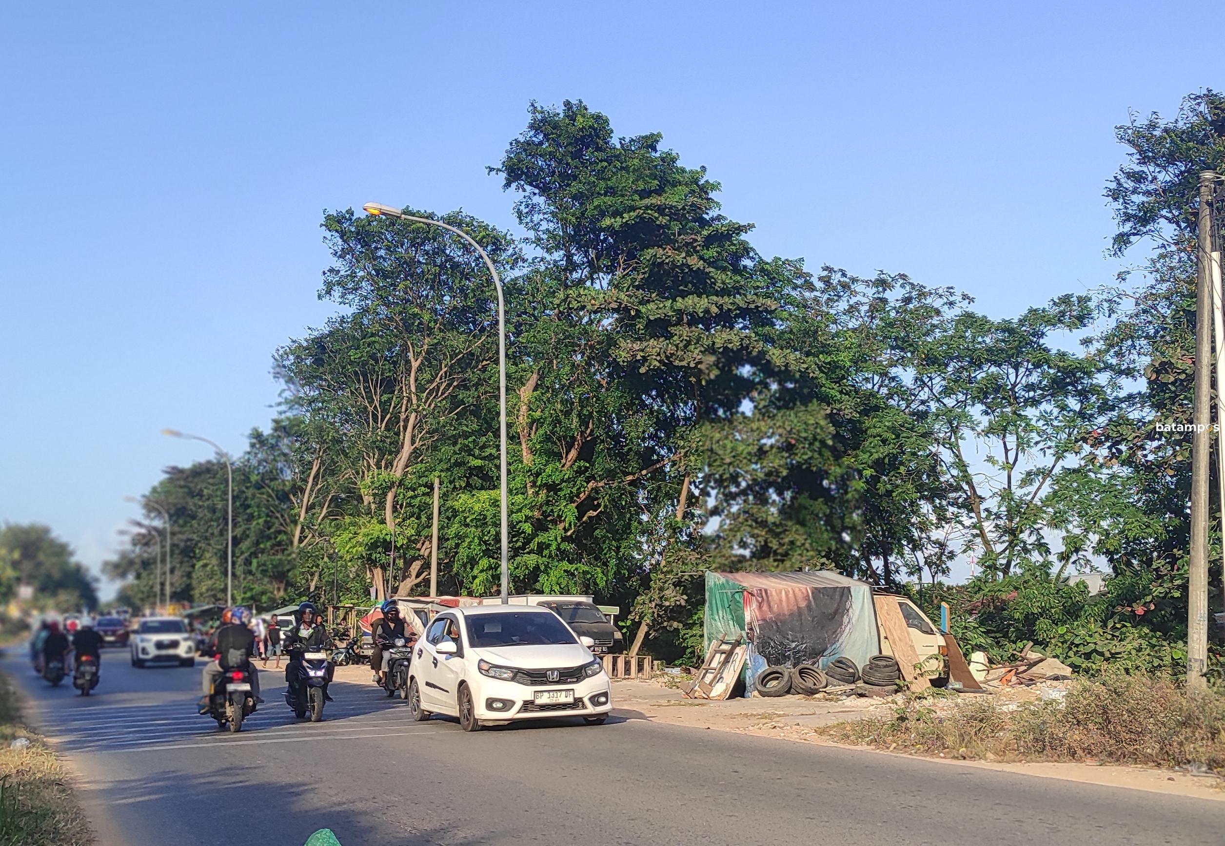 Sejumlah kendaraan melintas di Jalan Tengku Sulung Batam kota, Minggu (1/2). Pemerintah berencana akan melakukan pelabaran jalan tersebut.