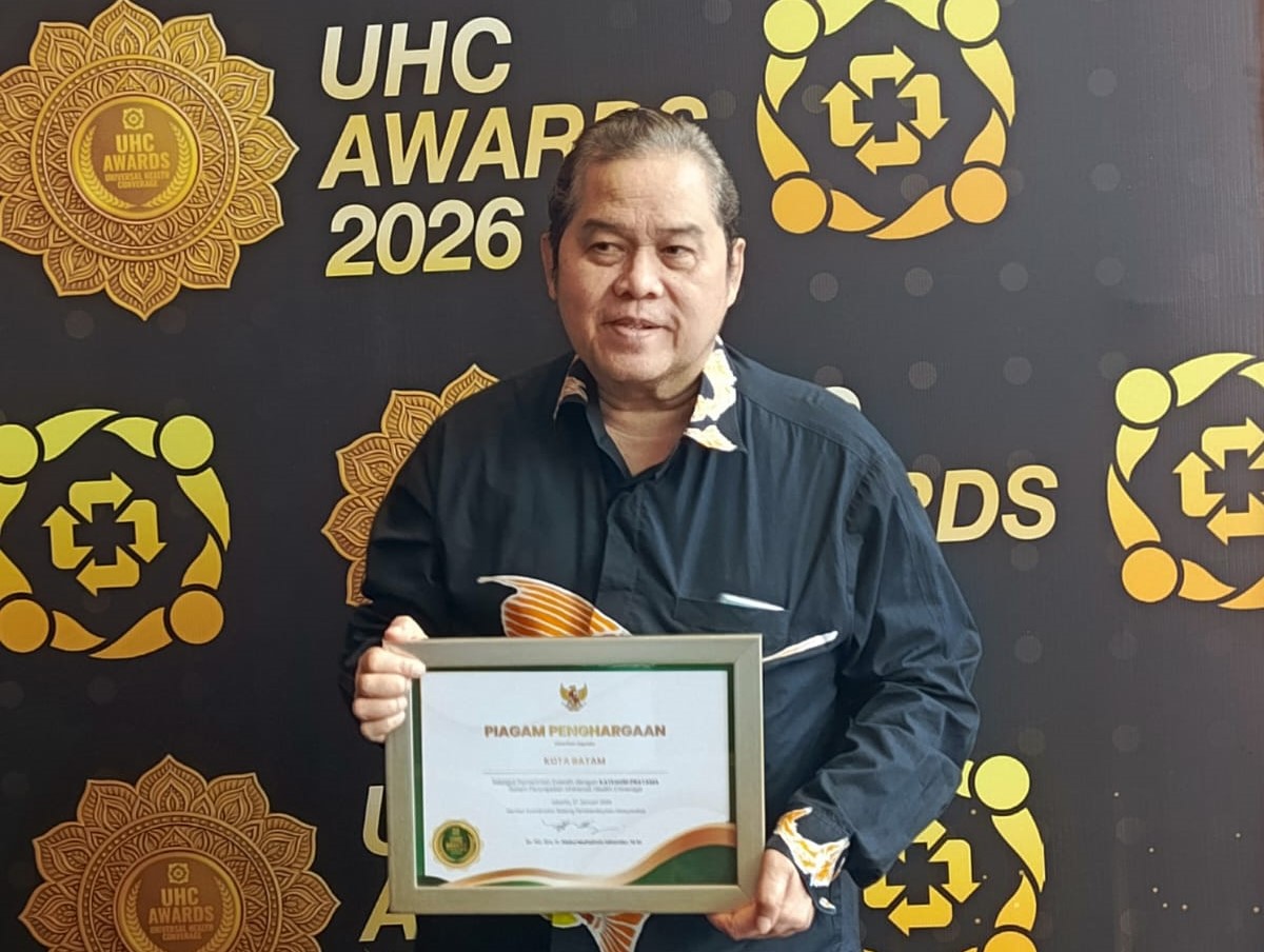 Kepala Dinas Kesehatan Kota Batam, Didi Kusmarjadi, memperlihatkan penghargaan Universal Health Coverage (UHC) Award 2025 yang diraih Pemko Batam pada ajang UHC Awards 2026 di JIEXPO Jakarta, Selasa (