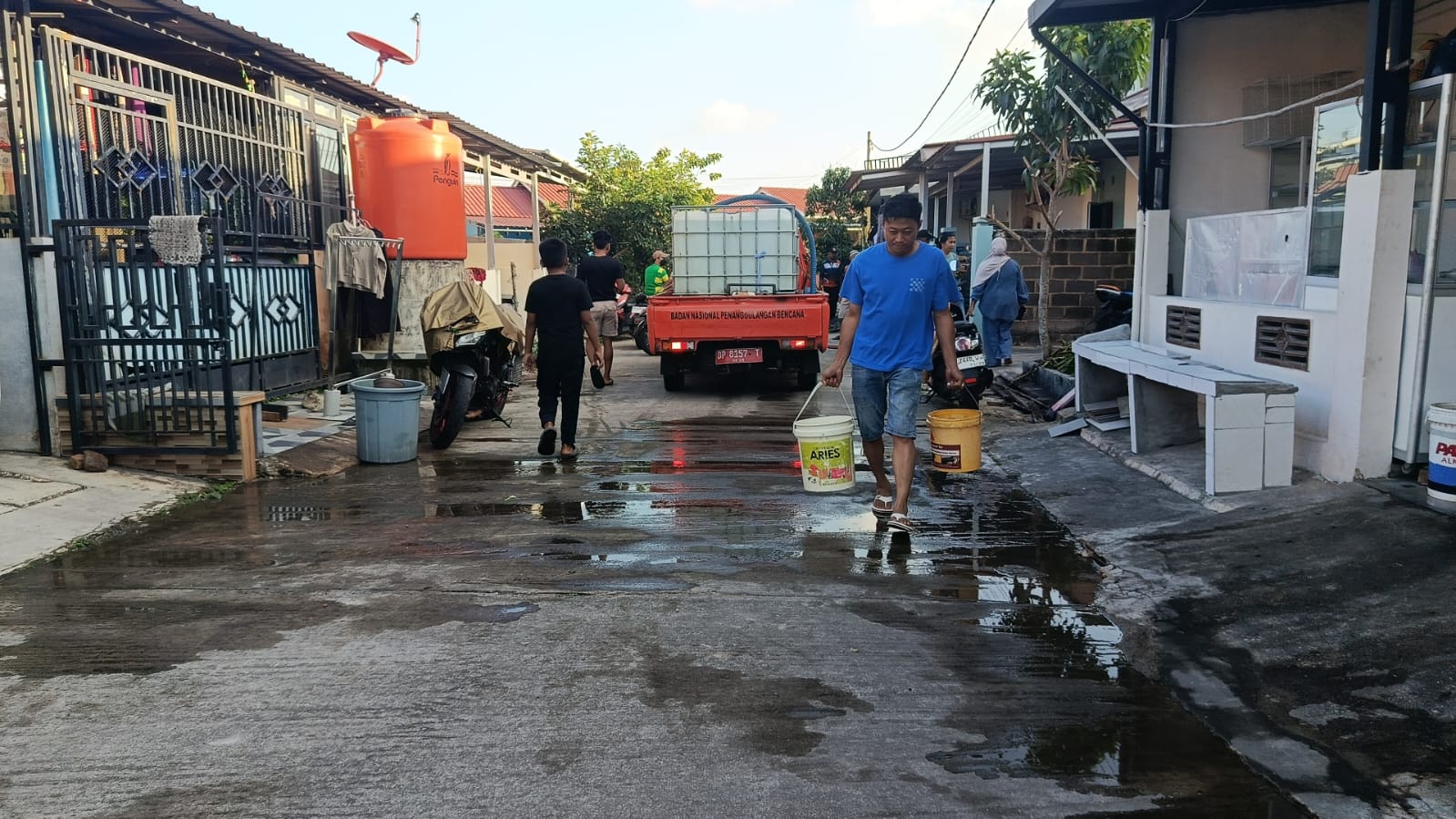 BPBD Tanjungpinang saat menyalurkan air bersih di permukiman warga yang mengalami kekeringan. F. Ist untuk Batam Pos