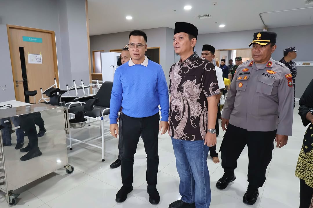 BUPATI dan Wakil Bupati Anambas, Aneng-Raja Bayu meninjau ruangan di RSUD Tipe C. Saat ini RSUD tersebut masih kekurangan 240 orang tenaga. F Ihsan Imaduddin/Batam Pos