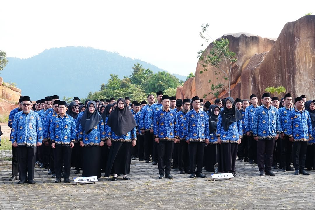 PEGAWAI dilingkungan Pemkab Anambas melaksanakan apel pagi, baru-baru ini. BKPSDM soroti pegawai yang tidak disiplin.F Ihsan Imaduddin/Batam Pos