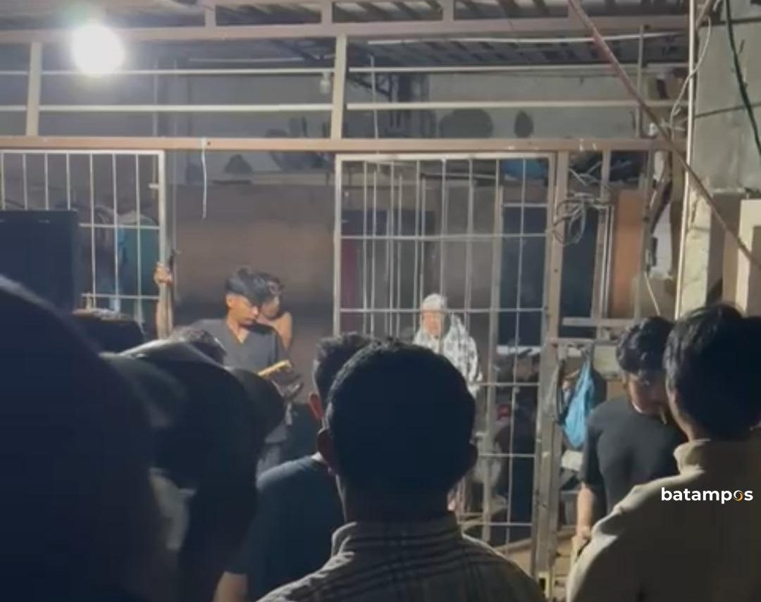 Seorang pria diteriaki maling oleh warga di kawasan Tiban, Kecamatan Sekupang.