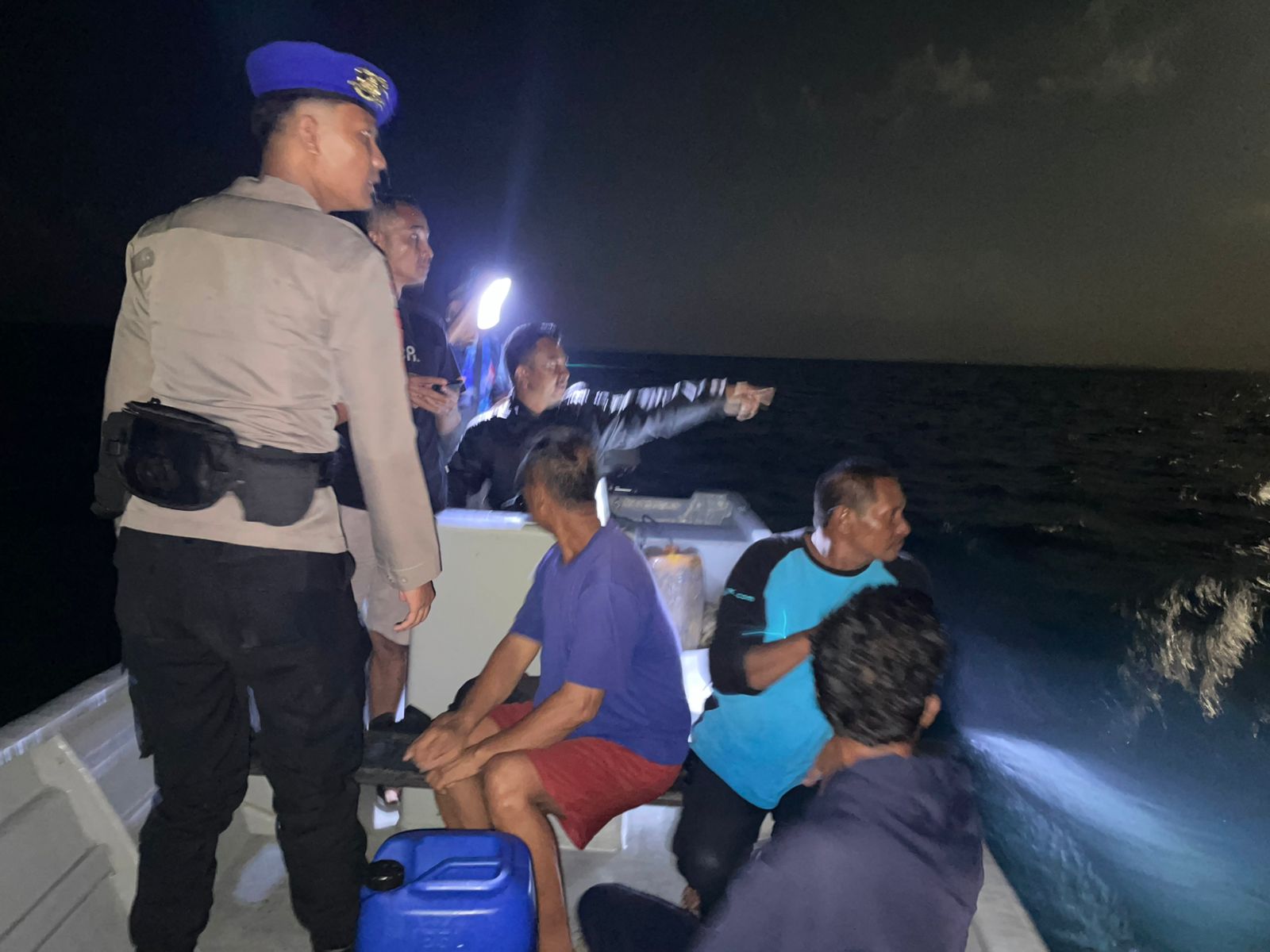 Personel Satpolairud Polres Bintan mengevakuasi para korban yang selamat setelah kapal mereka, KM Samudra tenggelam akibat bocor di pada lambung kanan kapal, pada Senin (2/2/2026). F.Syafril untuk BP