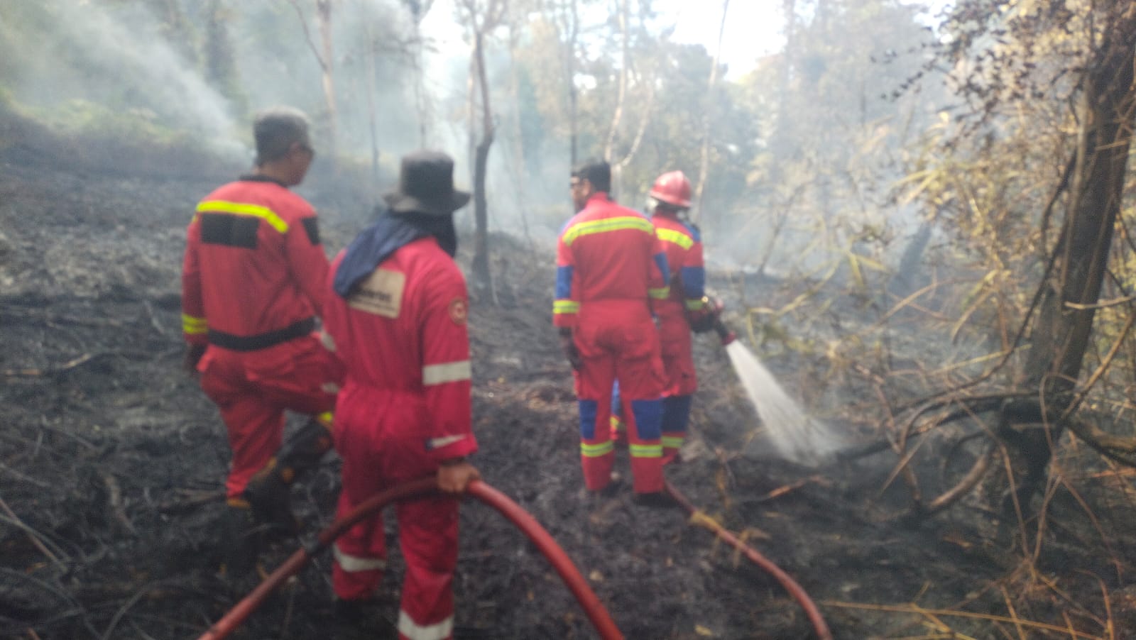 KEBAKARAN yang terjadi di wilayah Singkep Barat, Kabupaten Lingga, Sabtu (31/1). F. Ikmal untuk BATAM POS