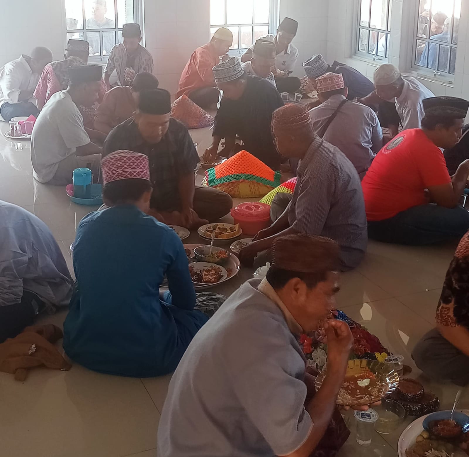 ILUSTRASI: Warga Kabupaten Lingga saat makan bersama setelah membaca surat Yasin dan doa bersama memperingati Nisfu Sya