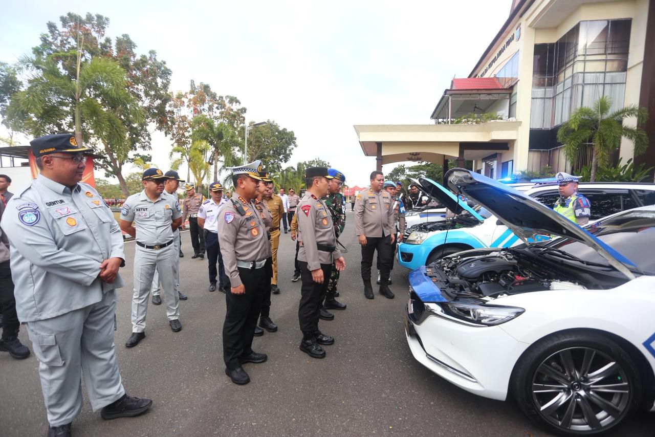 Wakapolda Kepri Brigjen Anom Wibowo memeriksa kesiapan kendaraan untuk Operasi Keselamatan Seligi 2026.