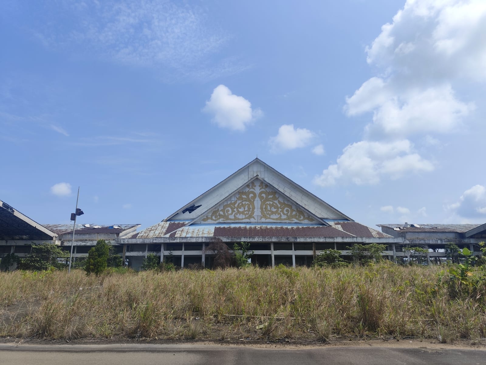 PELABUHAN Dompak Tanjungpinang yang mangkrak bertahun-tahun akibat korupsi dan mengalami kerusakan diwacanakan diperbaiki. F. Mohamad Ismail/Batam Pos.