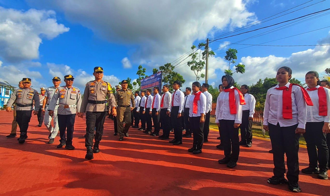 Wakapolres Bintan, Kompol Heri Sujati melakukan pengecekan personel dalam apel gelar pasukan operasi keselamatan seligi 2026 di Mapolres Bintan, Bintan Buyu, pada Senin (2/2/2026) pagi. F.Slamet/BP