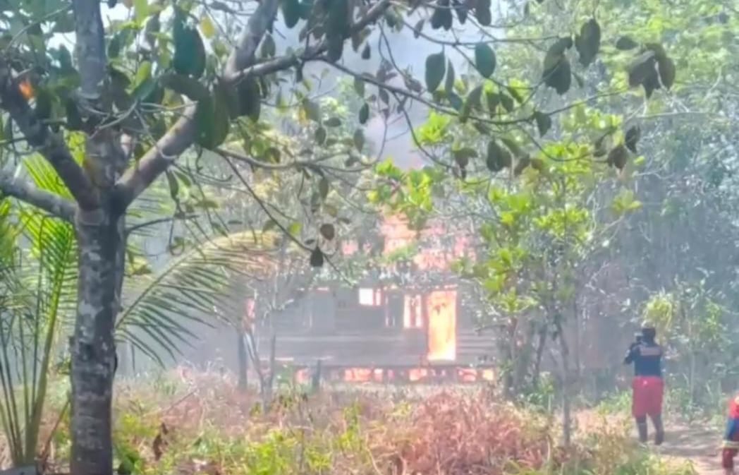 Rumah warga Desa Centeng, Lingga yang terbakar akibat kebakaran lahan. F. Kurnia untuk BATAM POS