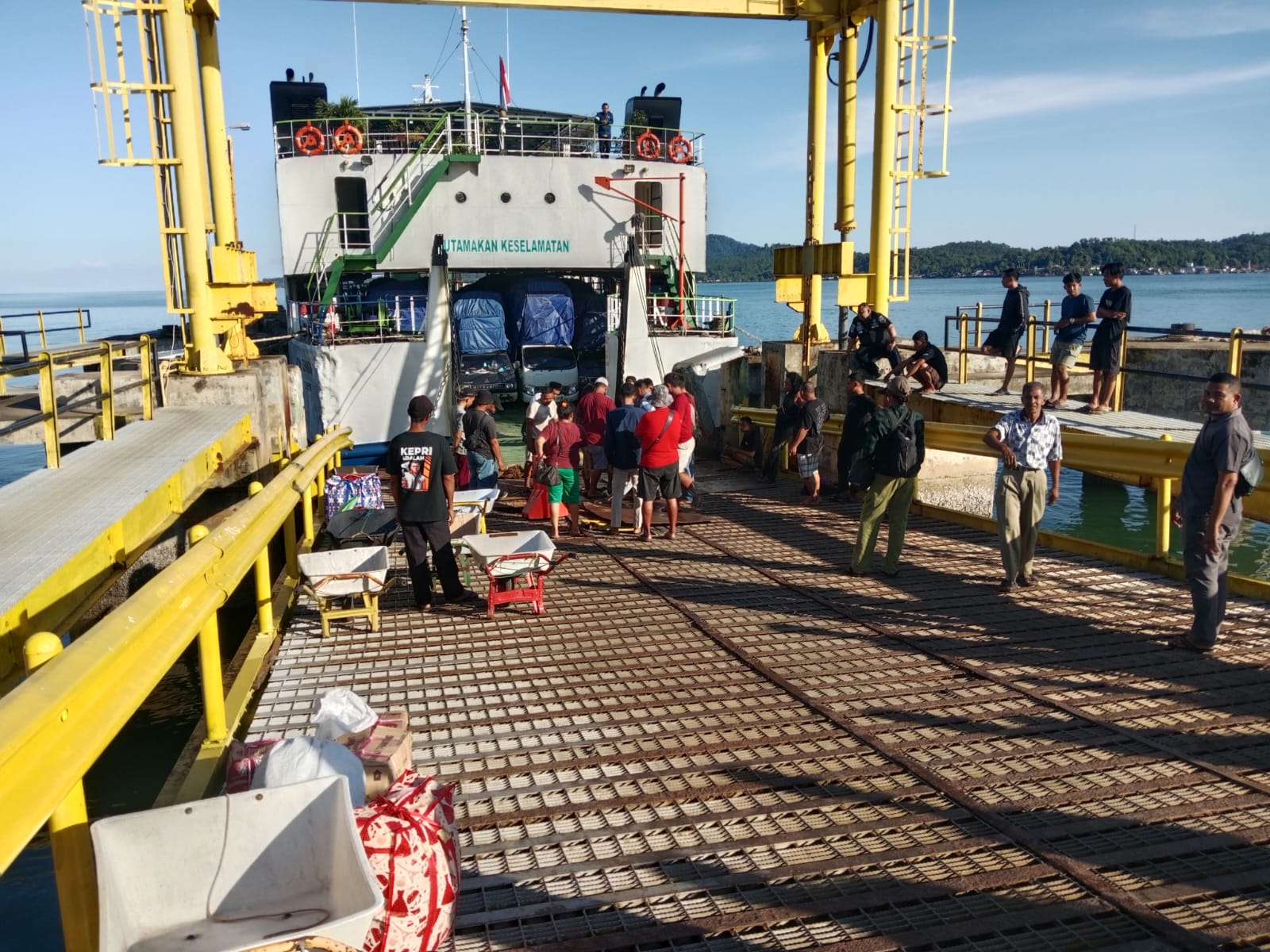 KAPAL Roro KMP Senangin rute Tungkal-Dabo saat bersandar di pelabuhan Roro Jagoh, Senin 2 Februari 2026. Wanto untuk BATAM POS