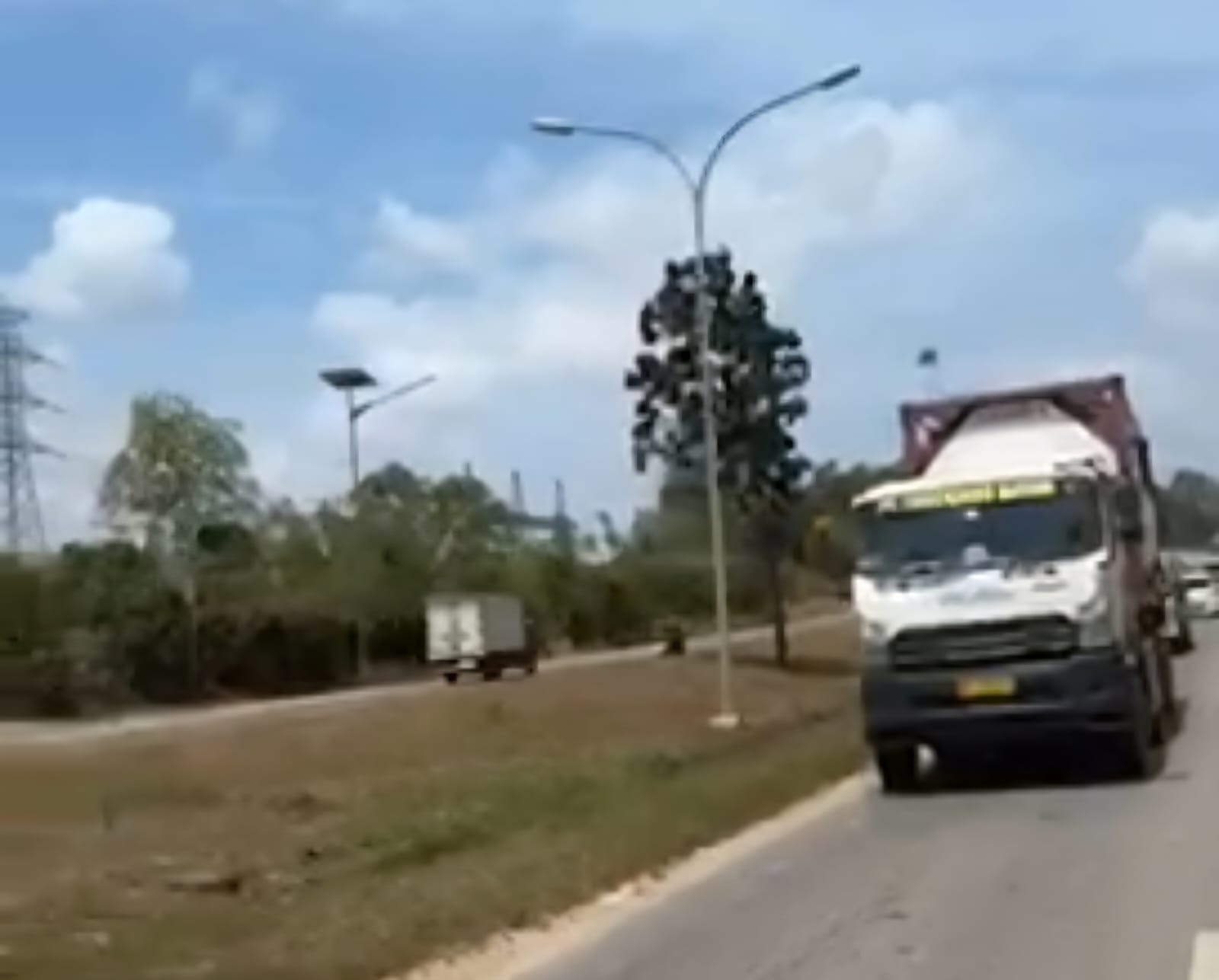 Truk tangki melaju dengan kecepatan di atas 100 kilometer per jam di jalur perkotaan Batam, tepatnya di Jalan Jenderal Sudirman.