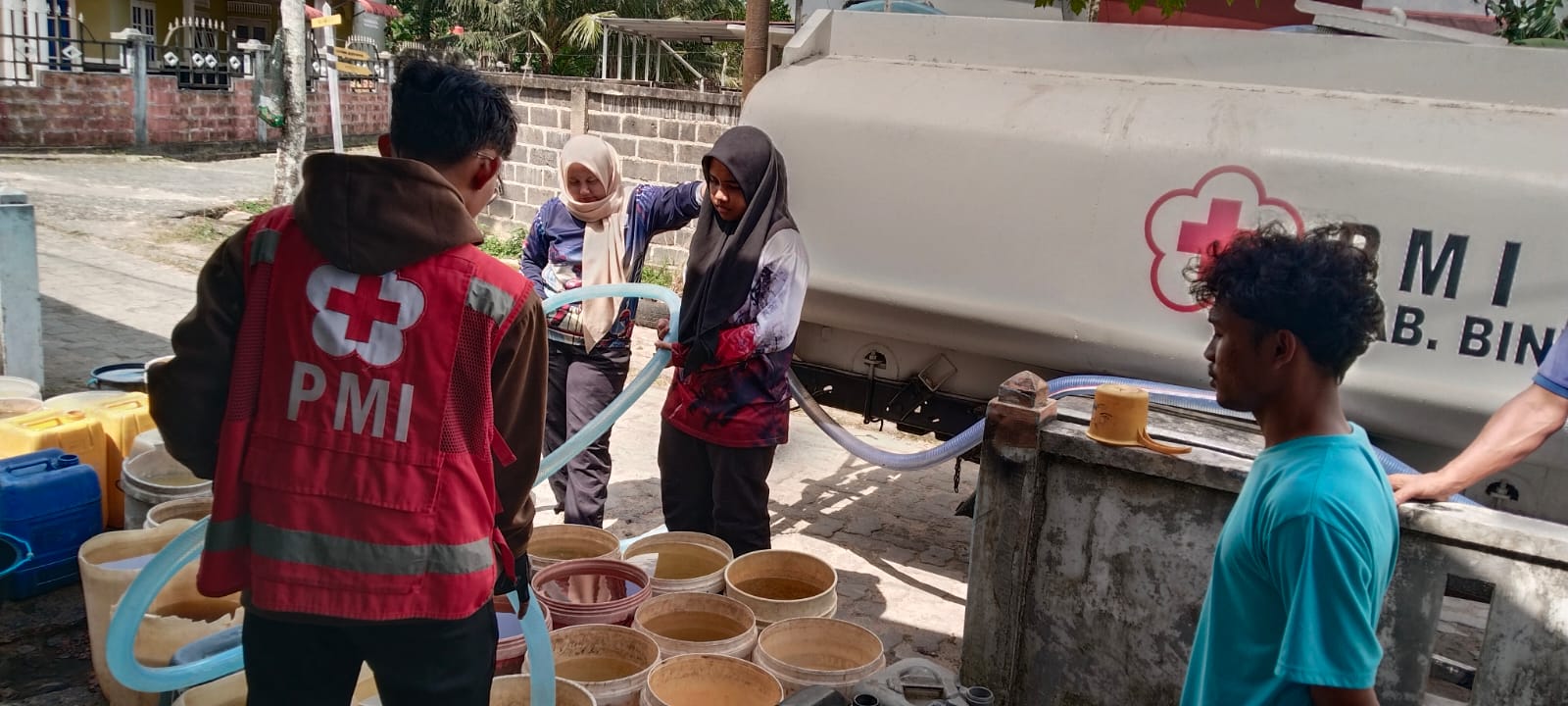 WARGA mendapatkan air bersih yang disalurkan PMI dan BPBD Bintan di Kampung Bina Desa, Kelurahan Sei Lekop, Kecamatan Bintan Timur, Selasa (3/2/2026). F.Agus Sabana untuk Batam Pos.